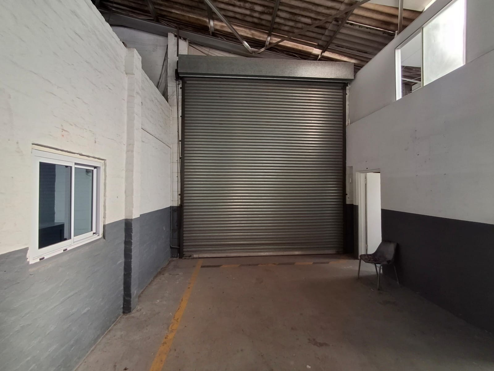 Neat warehouse with reception to let