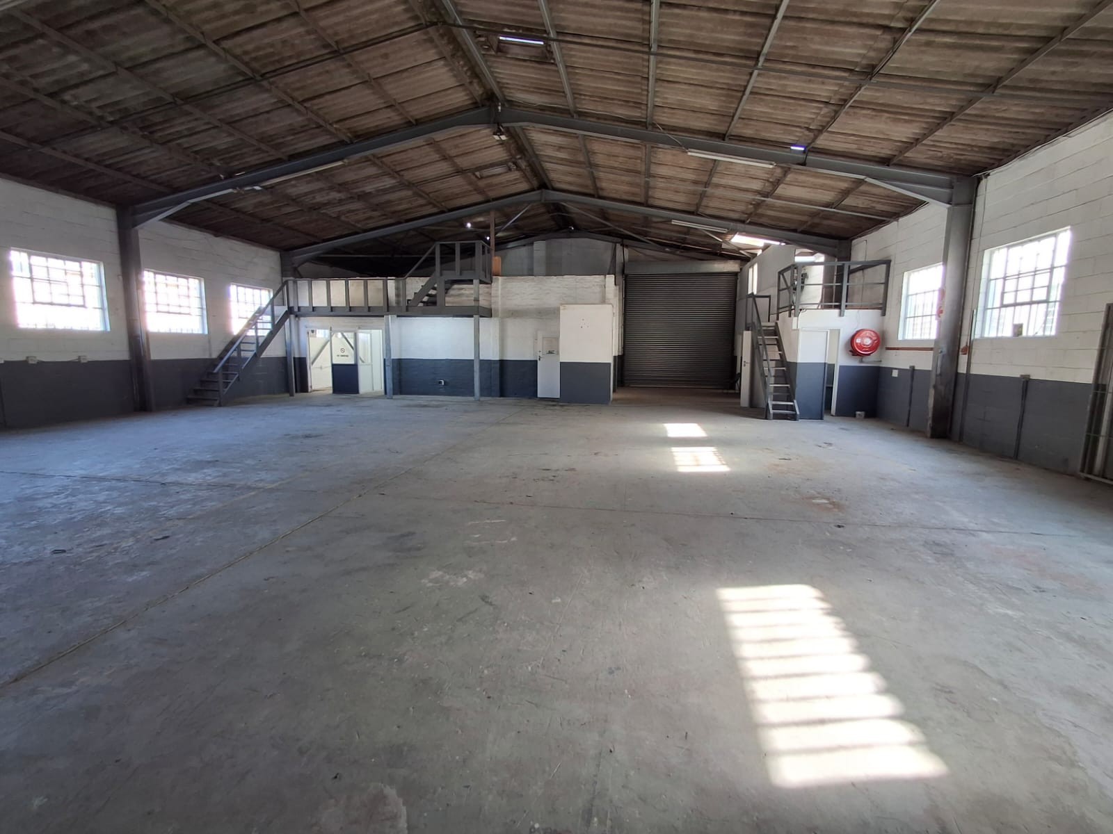 Neat warehouse with reception to let