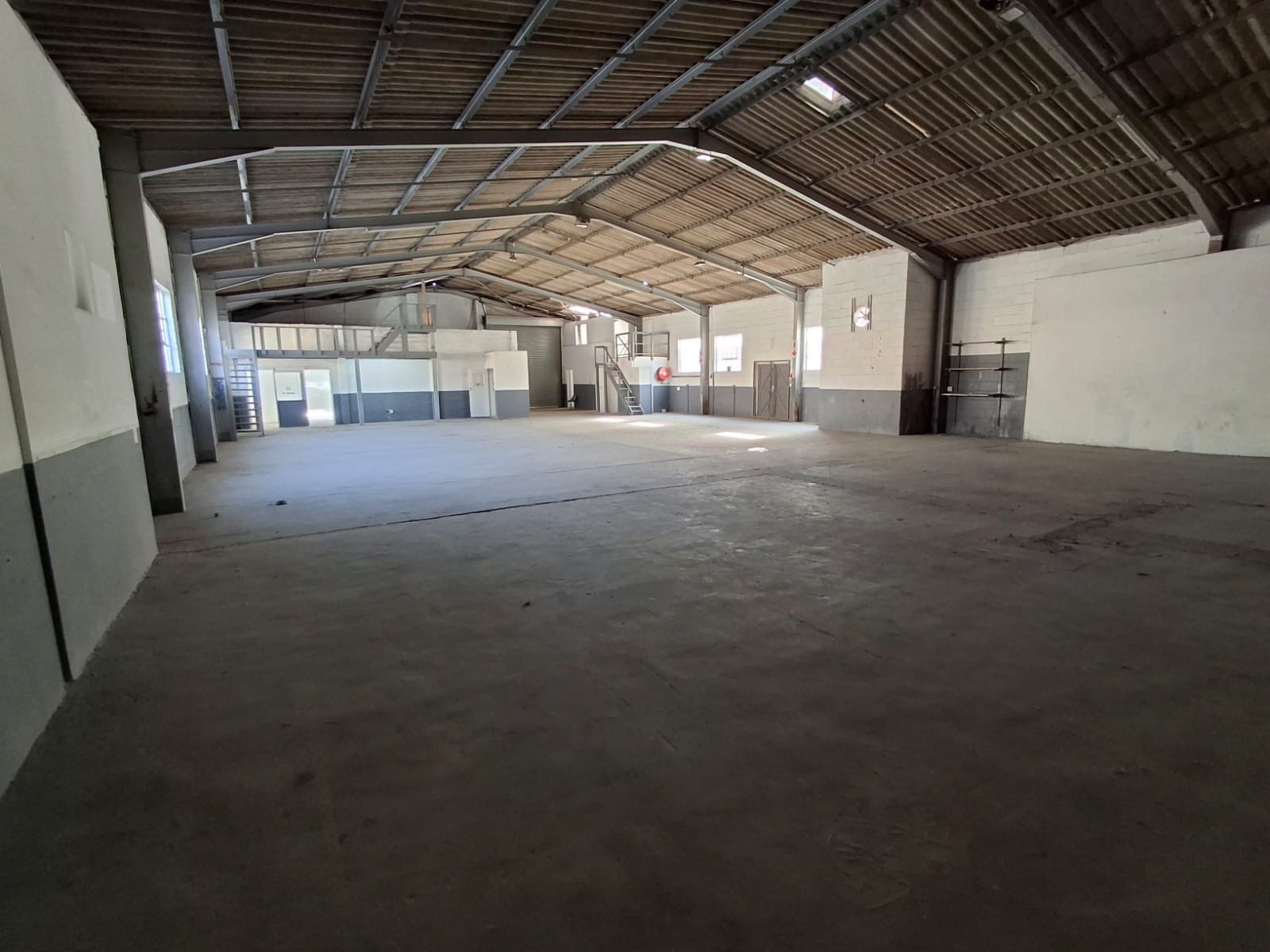 Neat warehouse with reception to let