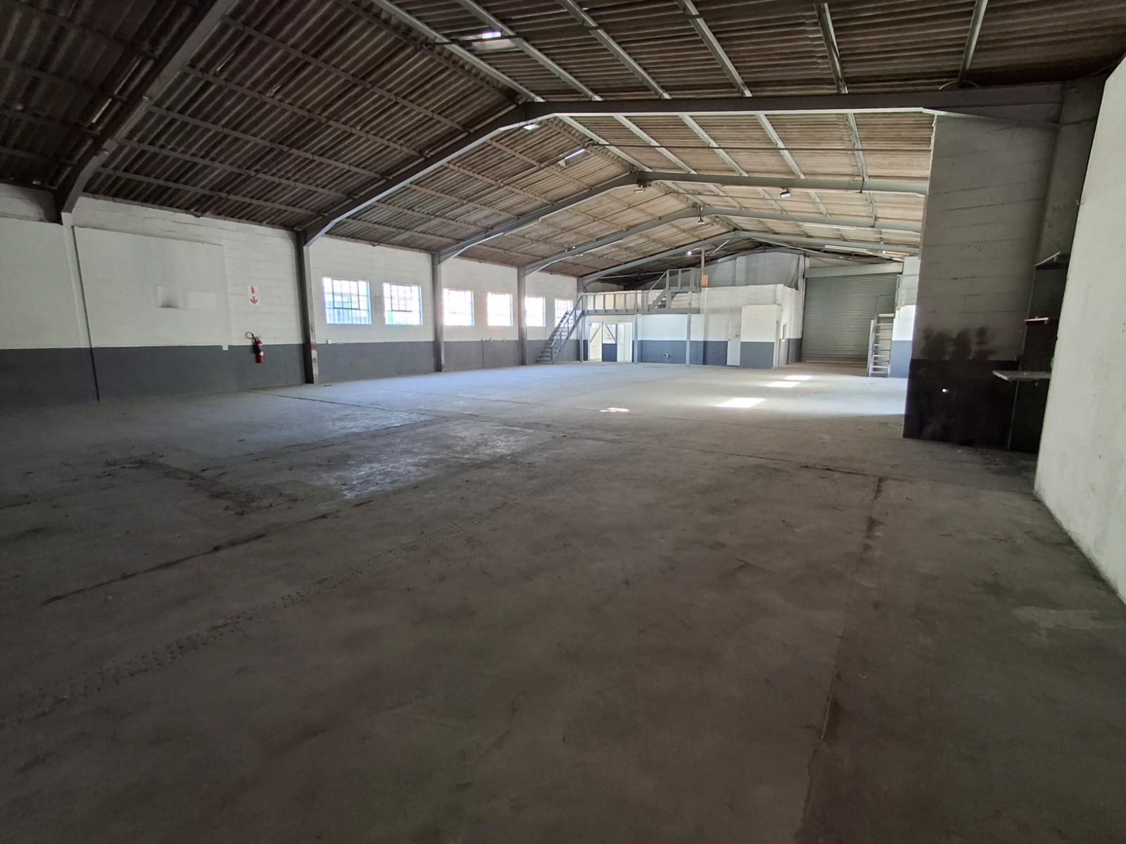 Neat warehouse with reception to let