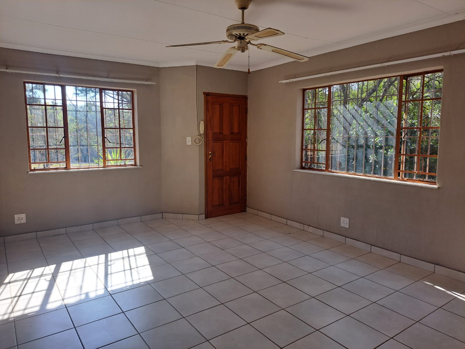 🐴 Enjoy Peaceful Country Living - Pet-Friendly 2-Bedroom House Near Cradlestone Mall