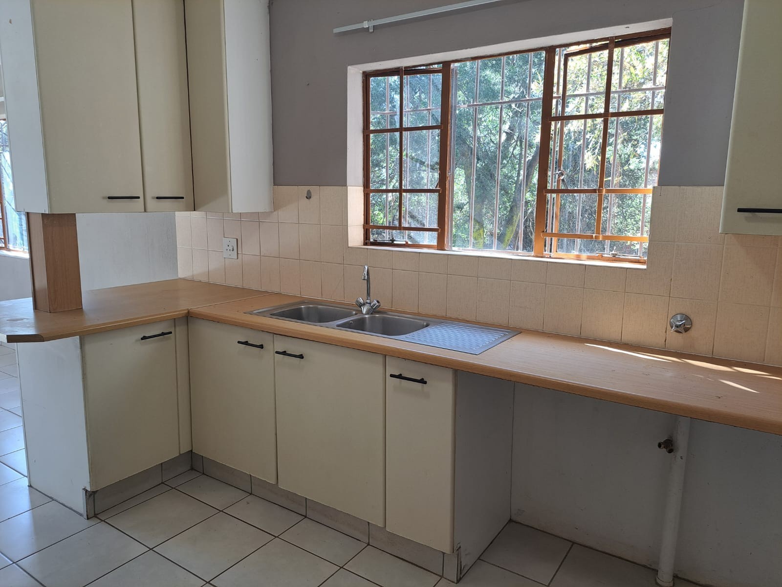 🐴 Enjoy Peaceful Country Living - Pet-Friendly 2-Bedroom House Near Cradlestone Mall