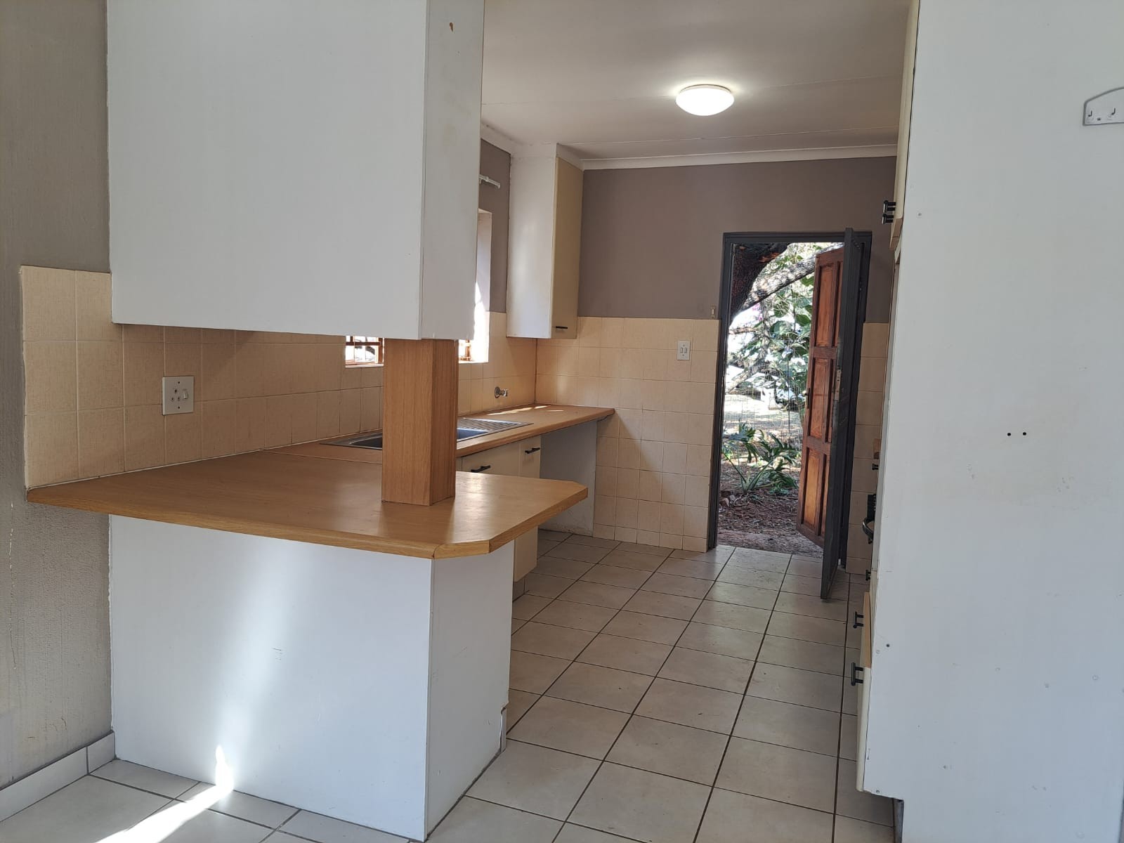 🐴 Enjoy Peaceful Country Living - Pet-Friendly 2-Bedroom House Near Cradlestone Mall