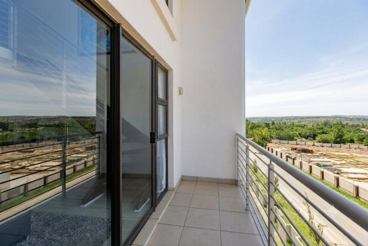 Apartment For Sale in Broadacres, Sandton