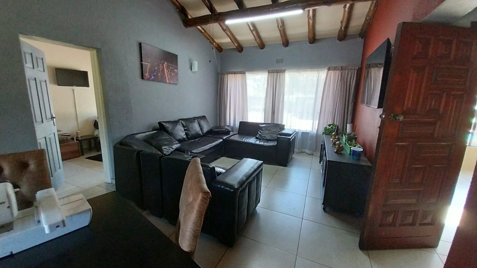 Stunning 4 Bedroom Home with a Flatlet For Sale in Brackendowns!
