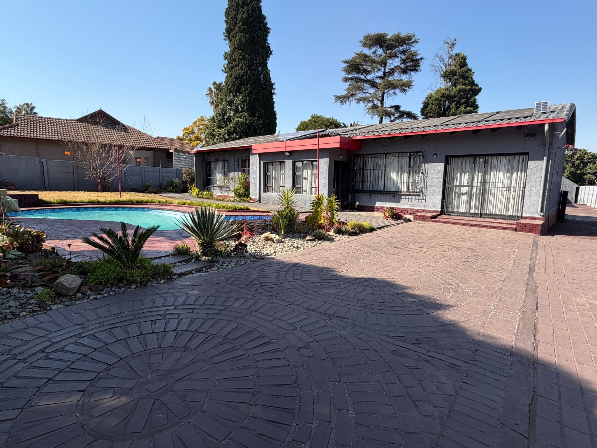 Stunning 4 Bedroom Home with a Flatlet For Sale in Brackendowns!