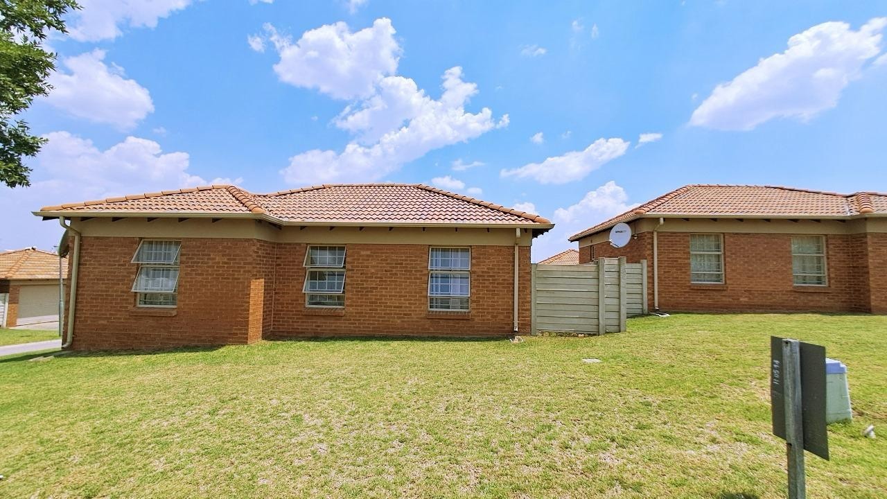 3 Bedroom House For Sale in Thatch Hill Estate,Centurion
