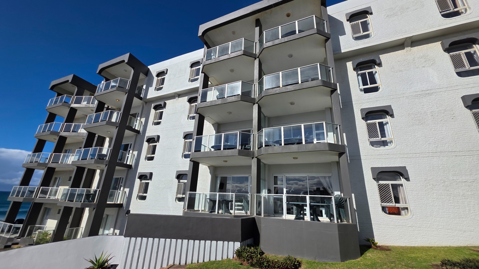 Beautiful 2 bedroom, 2 bathroom Beachfront Apartment For Sale in Margate, KwaZulu Natal