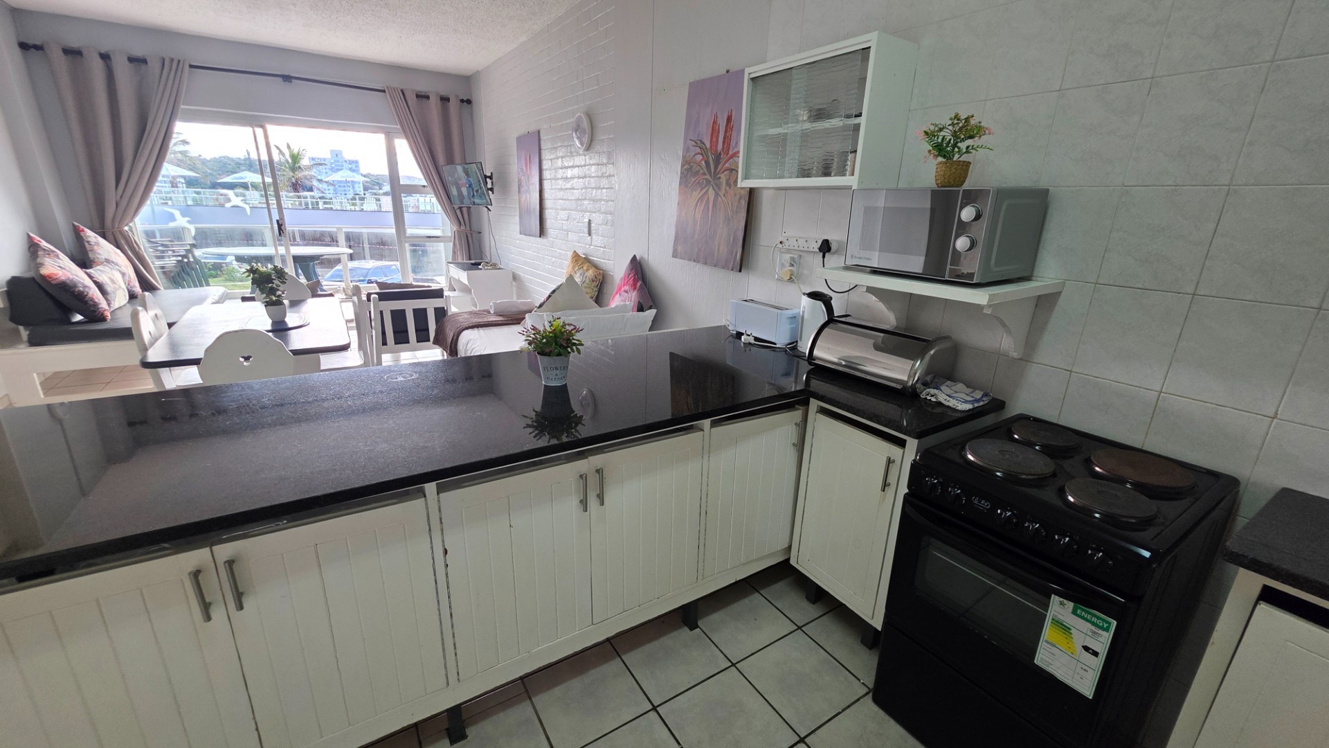 Beautiful 2 bedroom, 2 bathroom Beachfront Apartment For Sale in Margate, KwaZulu Natal