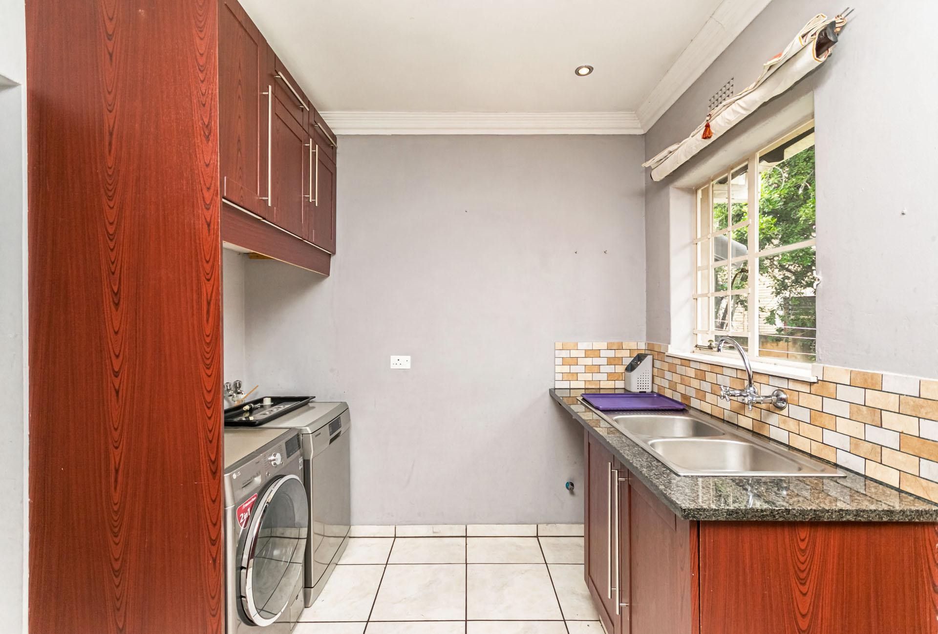 Spacious 4 bed, 3baths with a Flatlet for sale in Ferndale , Randburg