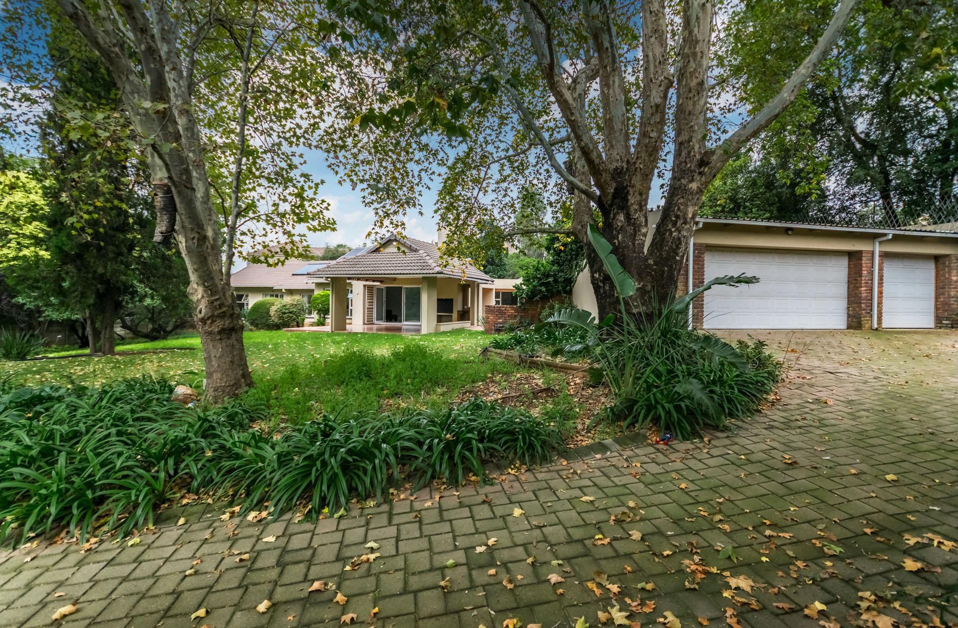 Spacious 4 bed, 3baths with a Flatlet for sale in Ferndale , Randburg