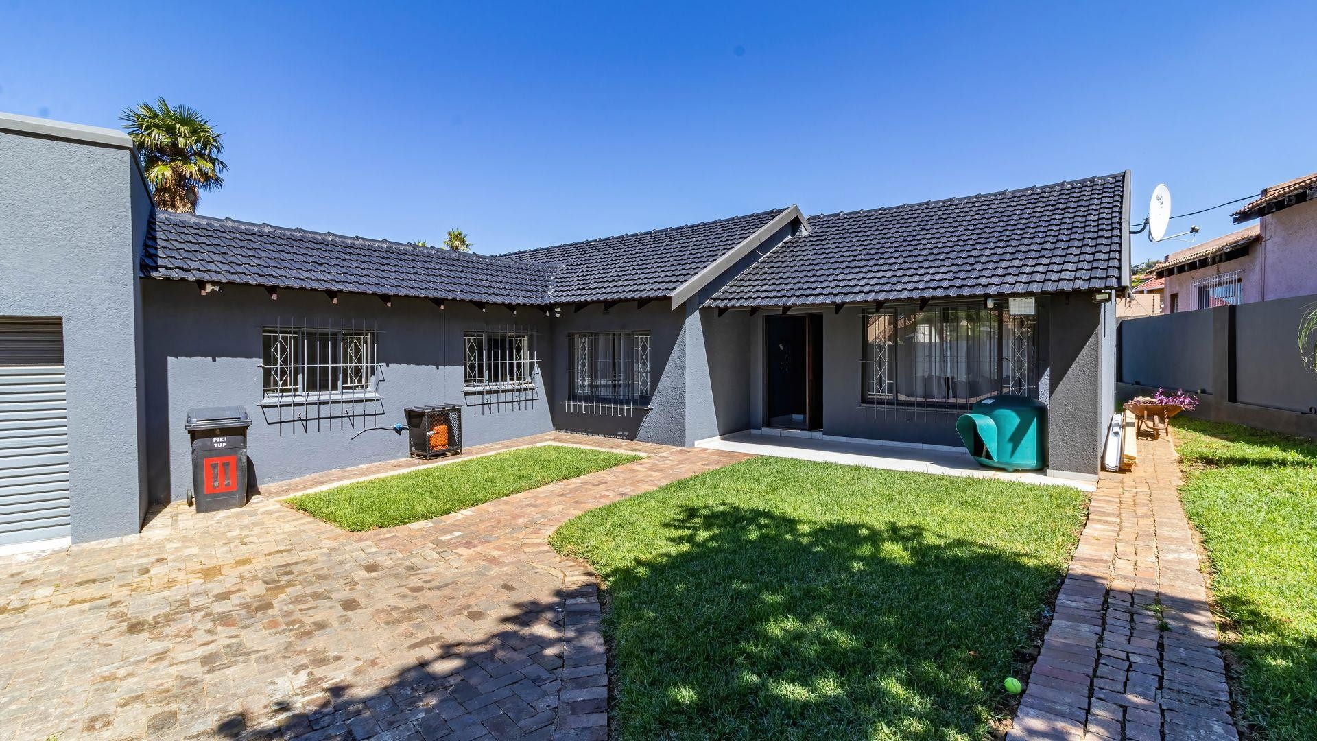 Modern Family Home witha Flatlet For Sale in Mulbarton!