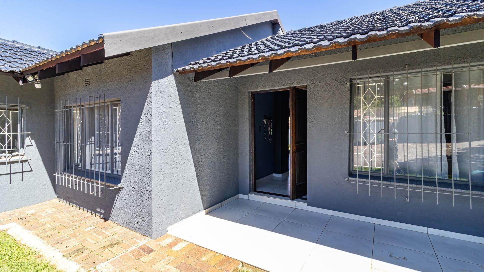 Modern Family Home witha Flatlet For Sale in Mulbarton!
