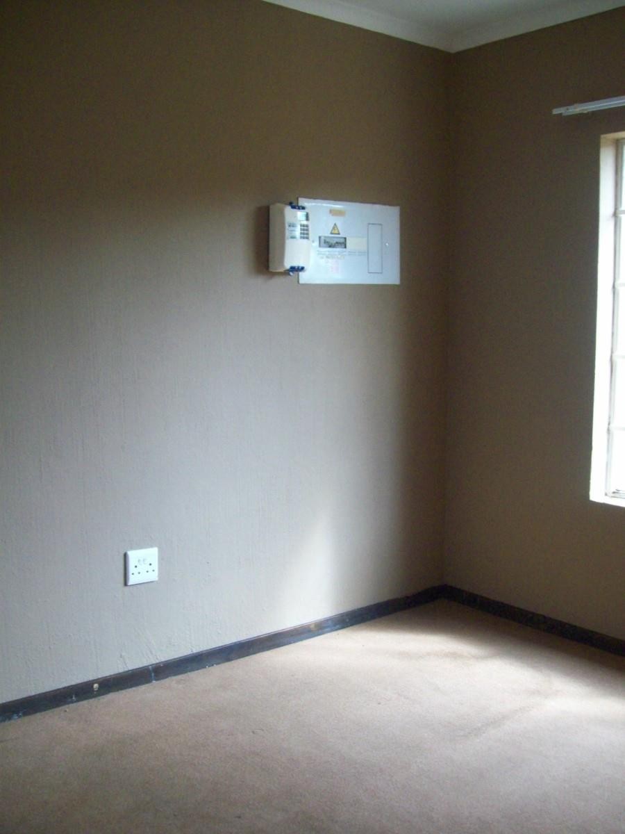 Apartment To Let in Wilgeheuwel, Roodepoort