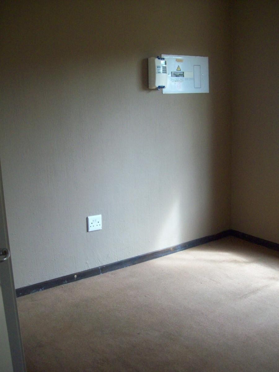 Apartment To Let in Wilgeheuwel, Roodepoort