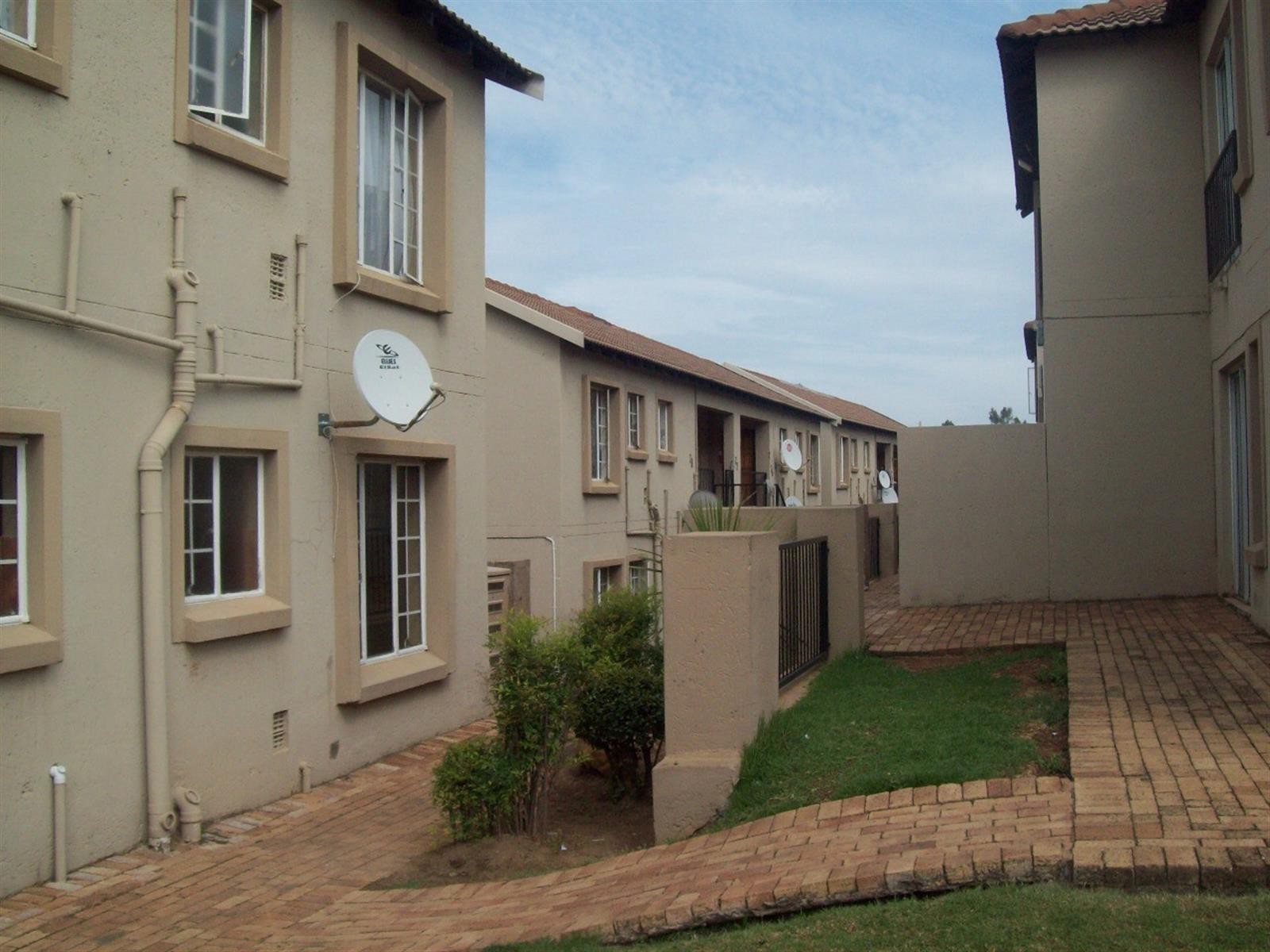 Apartment To Let in Wilgeheuwel, Roodepoort