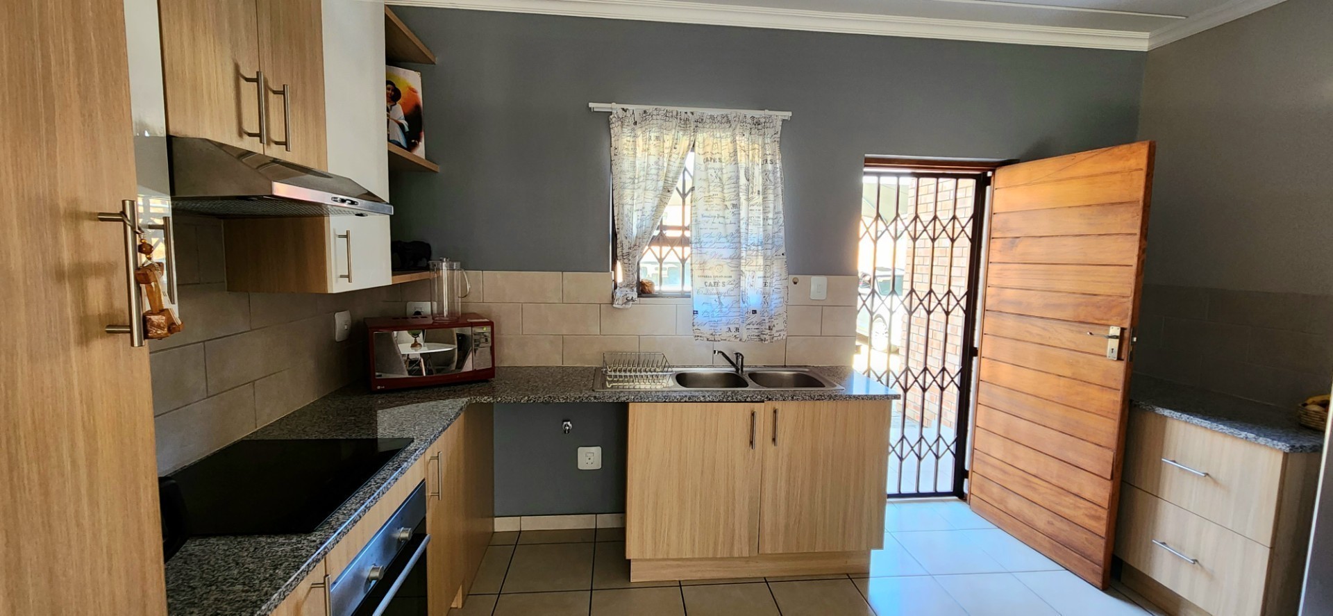 Immaculate 3 Bedroom Ground Floor Apartment To Rent in Franklin on 8th, Noordwyk, Midrand