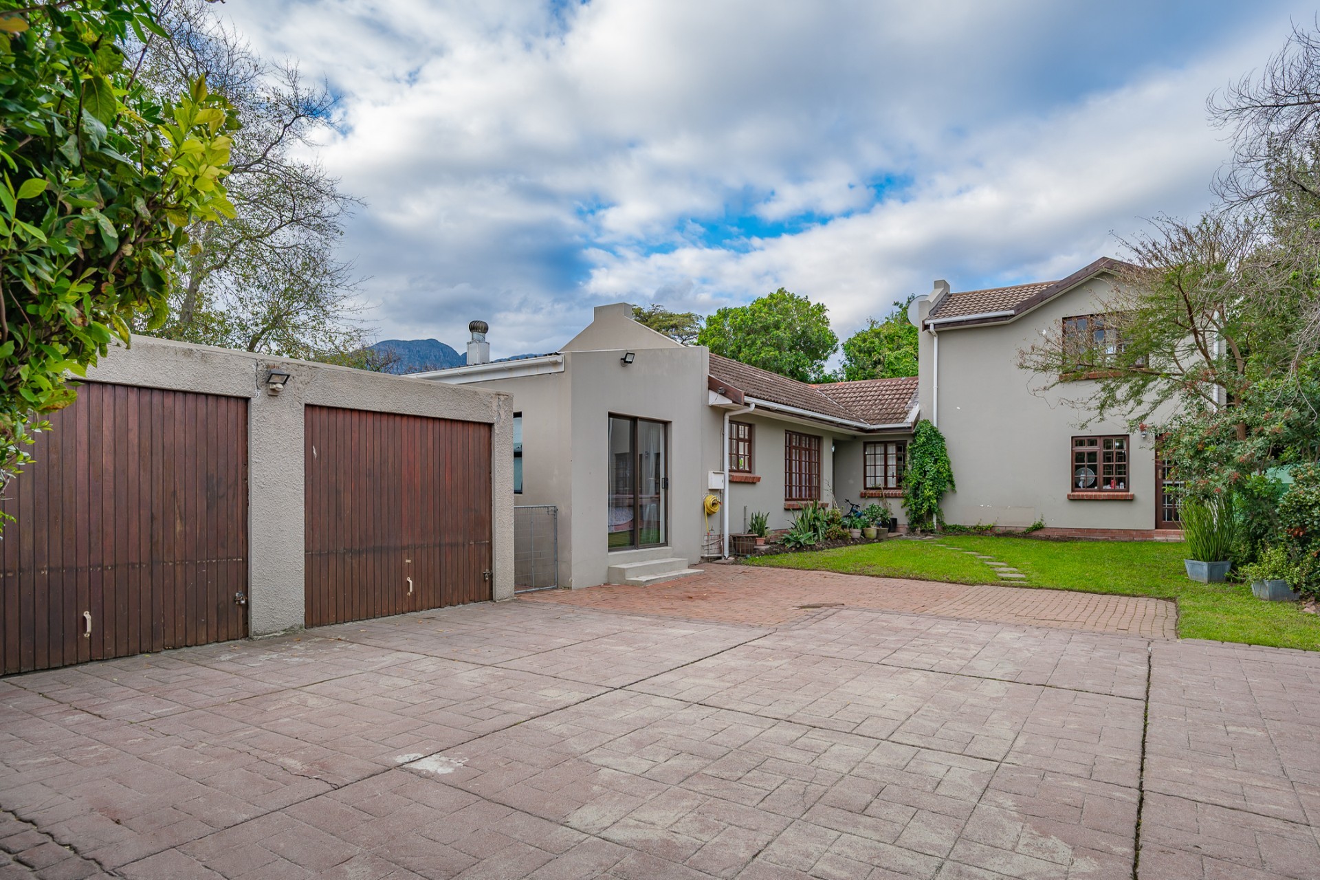 House For Sale in Martinville, Roundhay, Somerset West