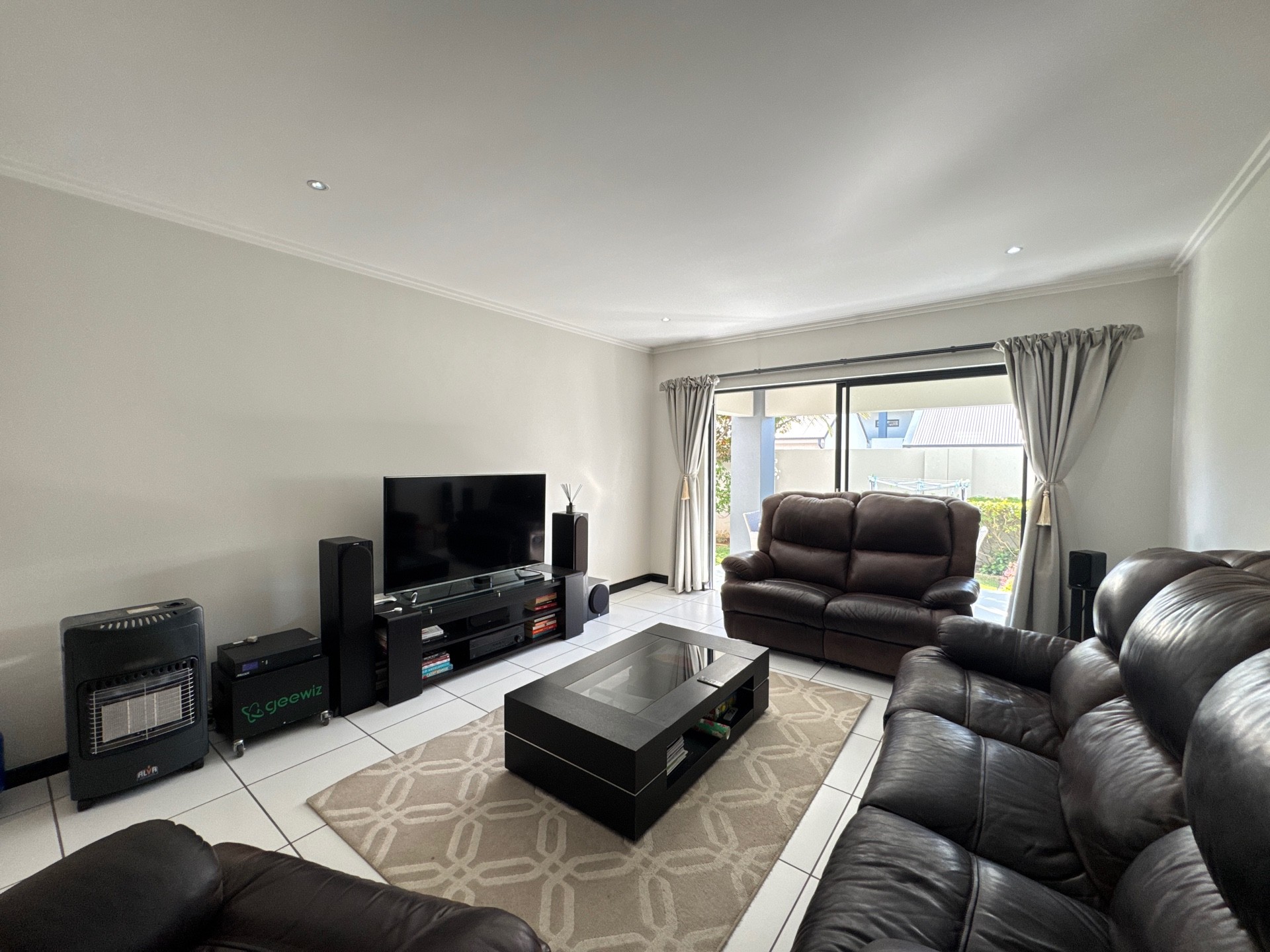 Apartment For Sale in Paulshof, Sandton