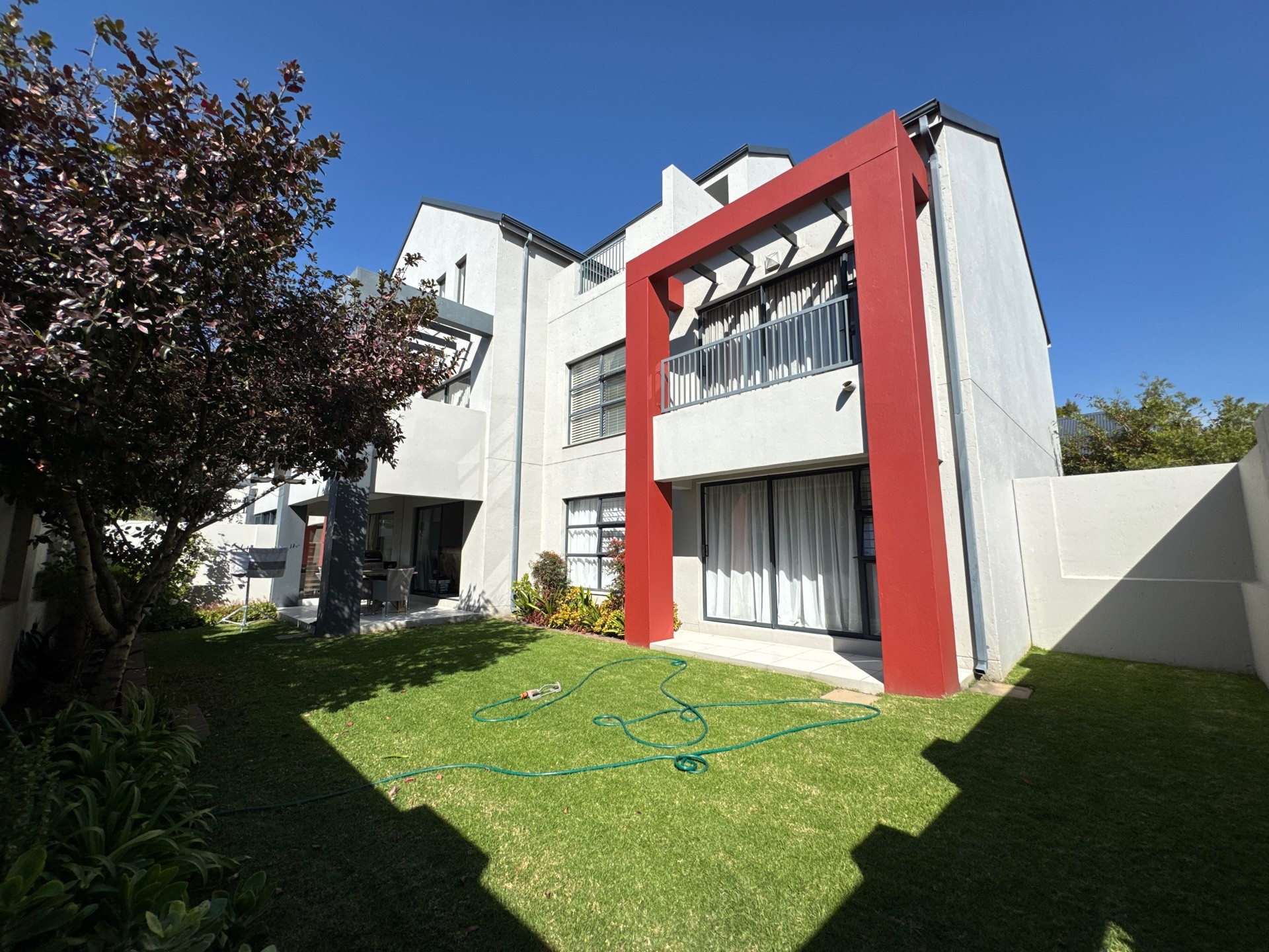 Apartment For Sale in Paulshof, Sandton
