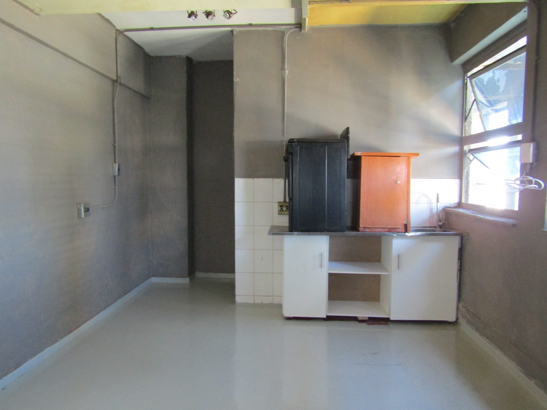 Bachelor Apartment To Rent in Johannesburg Central 3