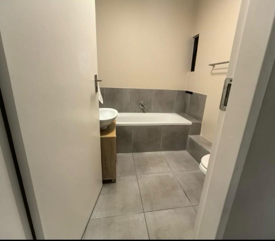 Apartment To Rent in Waterfall Ridge, Waterfall, Midrand