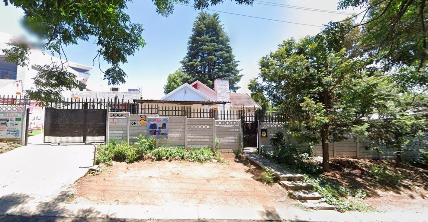 Spacious 4-Bedroom Home with Business Rights in Prime Bordeaux