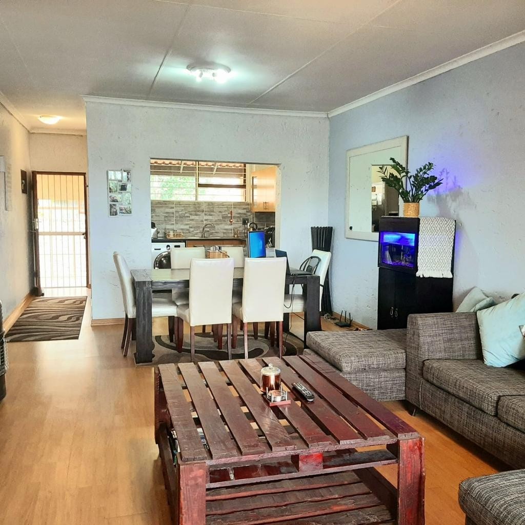 Apartment For Sale in Corlett Gardens, Johannesburg
