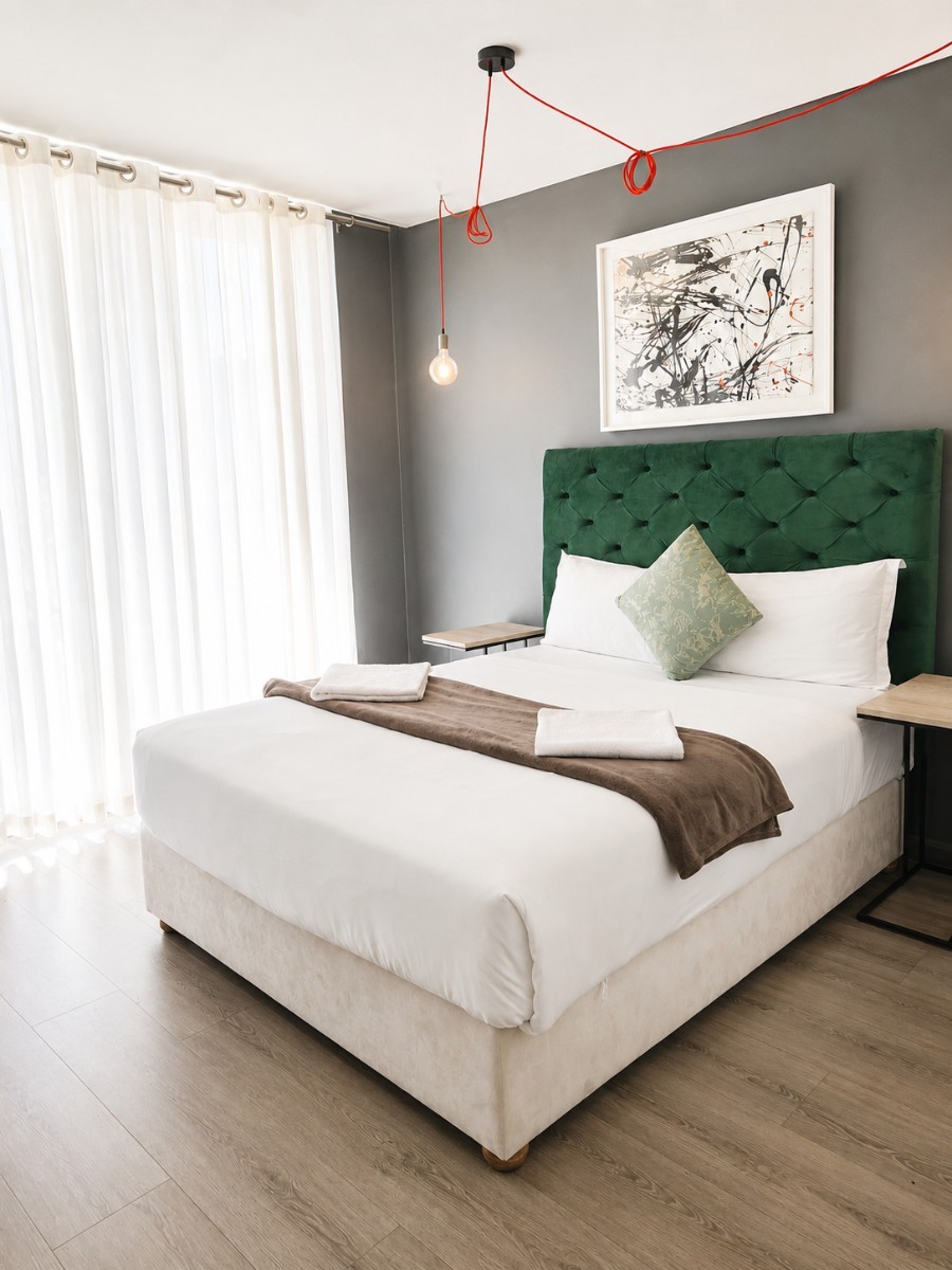 Modern 2-Bedroom Apartment with Stunning Table Mountain Views in Woodstock