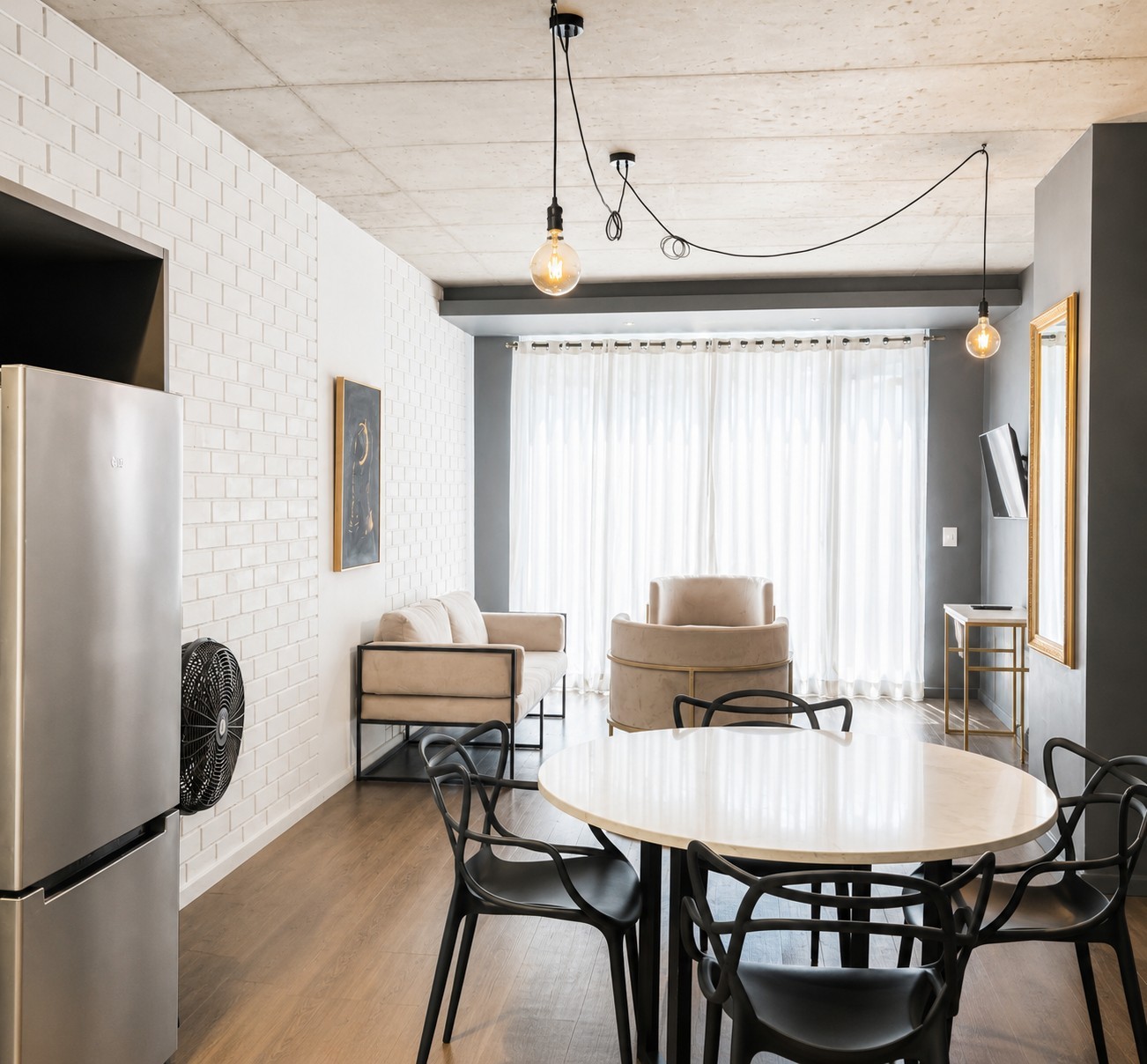 Modern 2-Bedroom Apartment with Stunning Table Mountain Views in Woodstock