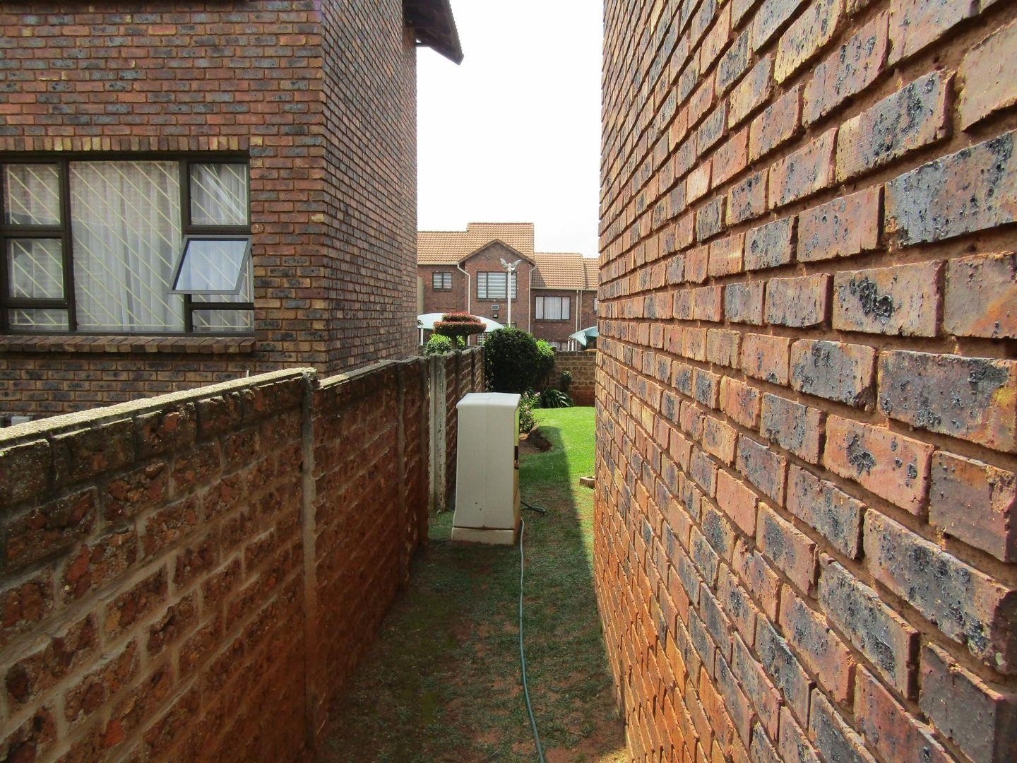 Apartment For Sale in Mondeor, Johannesburg