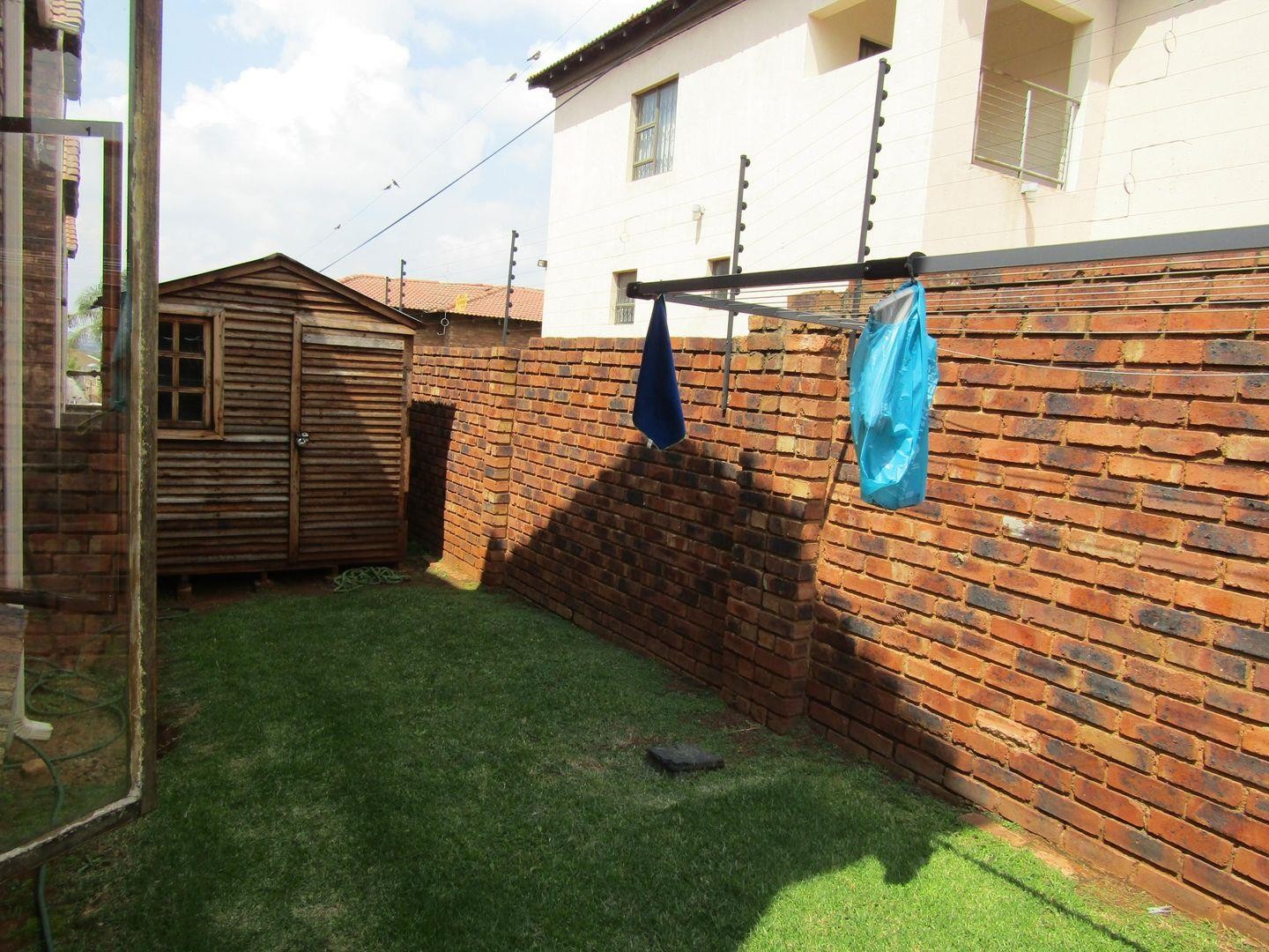 Apartment For Sale in Mondeor, Johannesburg