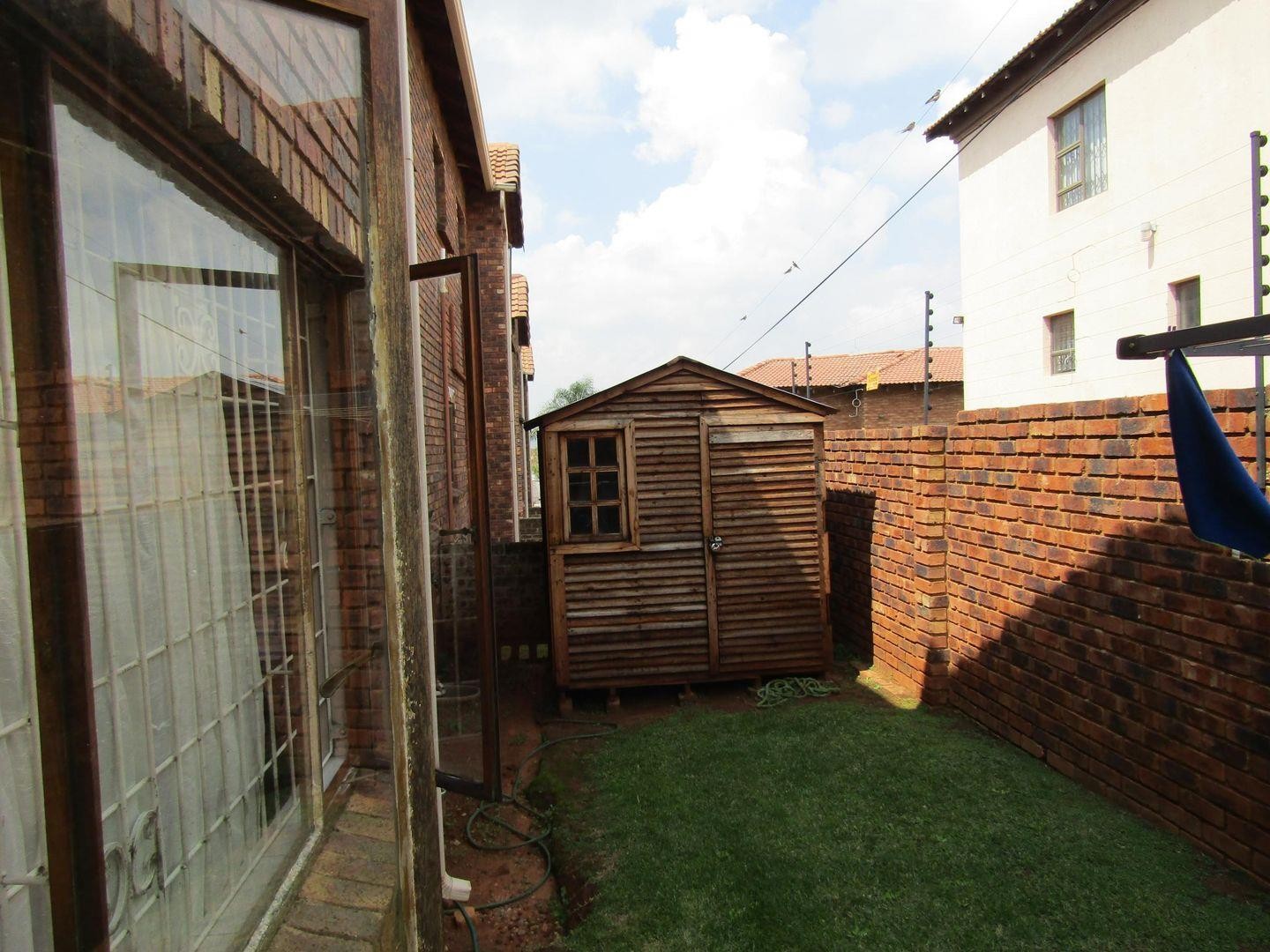 Apartment For Sale in Mondeor, Johannesburg