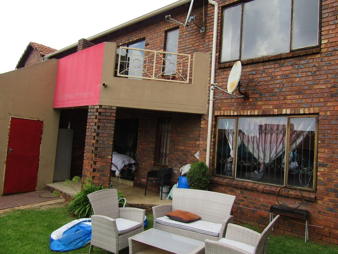 Apartment For Sale in Mondeor, Johannesburg