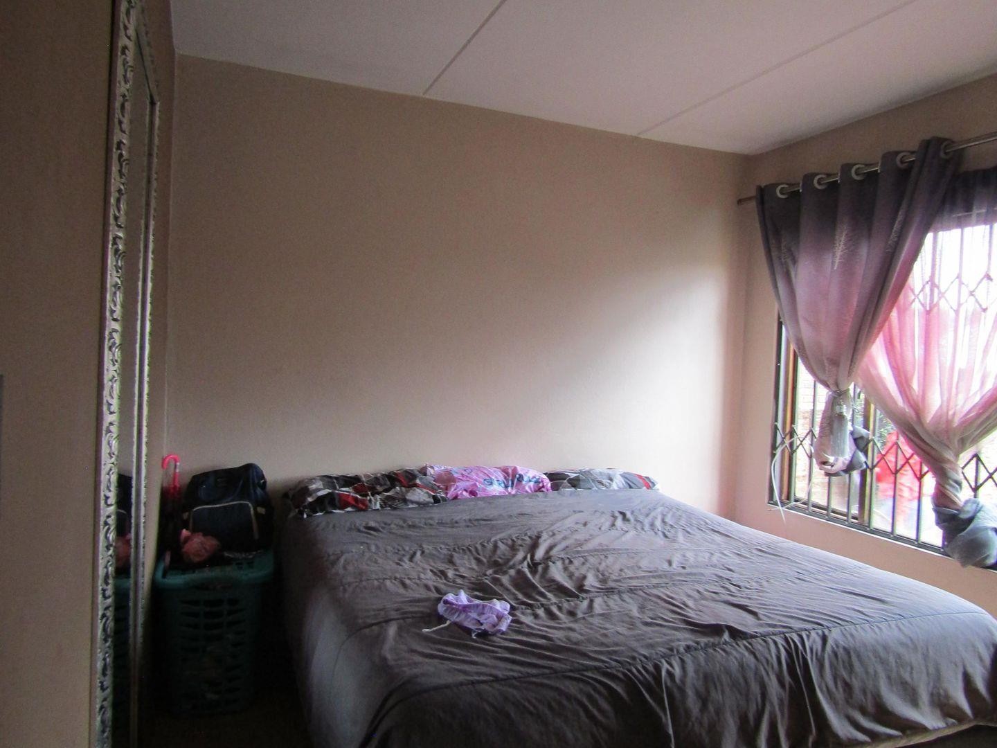 Apartment For Sale in Mondeor, Johannesburg