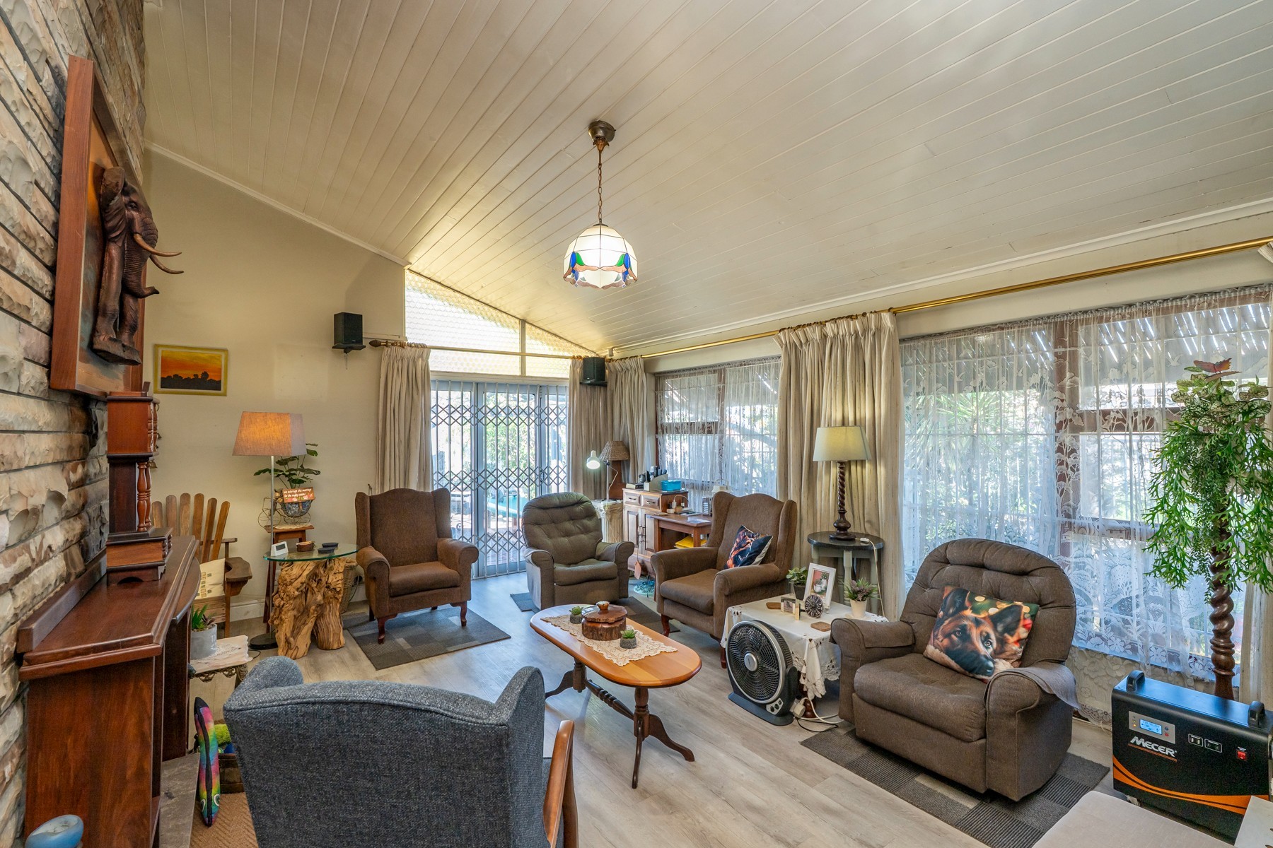 Spacious 3 Bedroom Family home with double garage and outside room