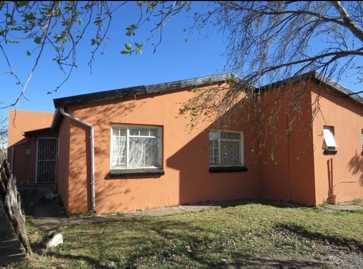 3 Bedroom House with Double Garage For Sale in Kwa Themba, Ezibeleni