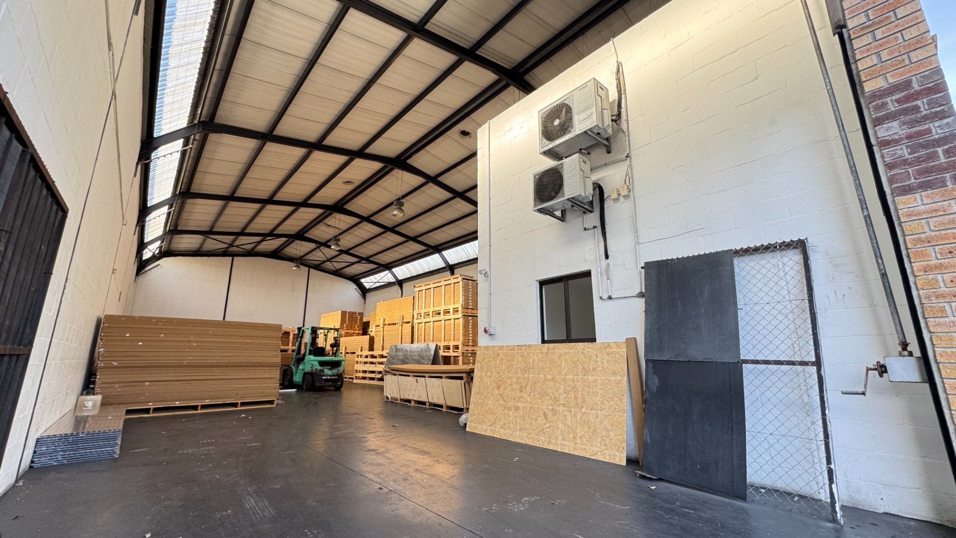 420m² | Neat Secure Warehouse To Let in Montague Gardens, Cape Town