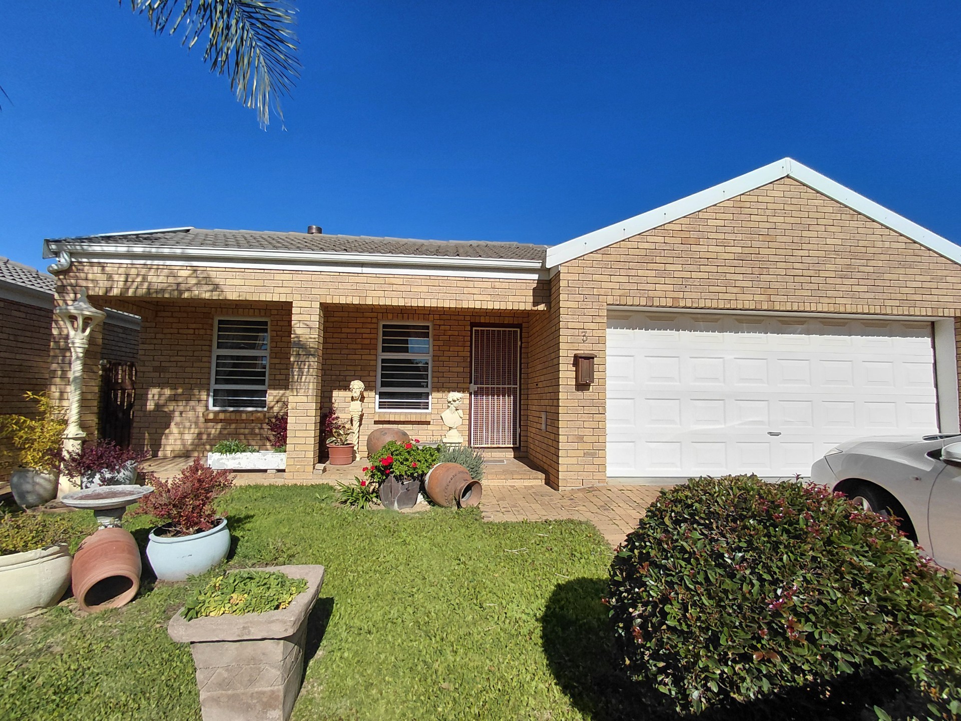 Neat 2-Bedroom Home in a Secure Gated Complex - Uitzicht, Durbanville