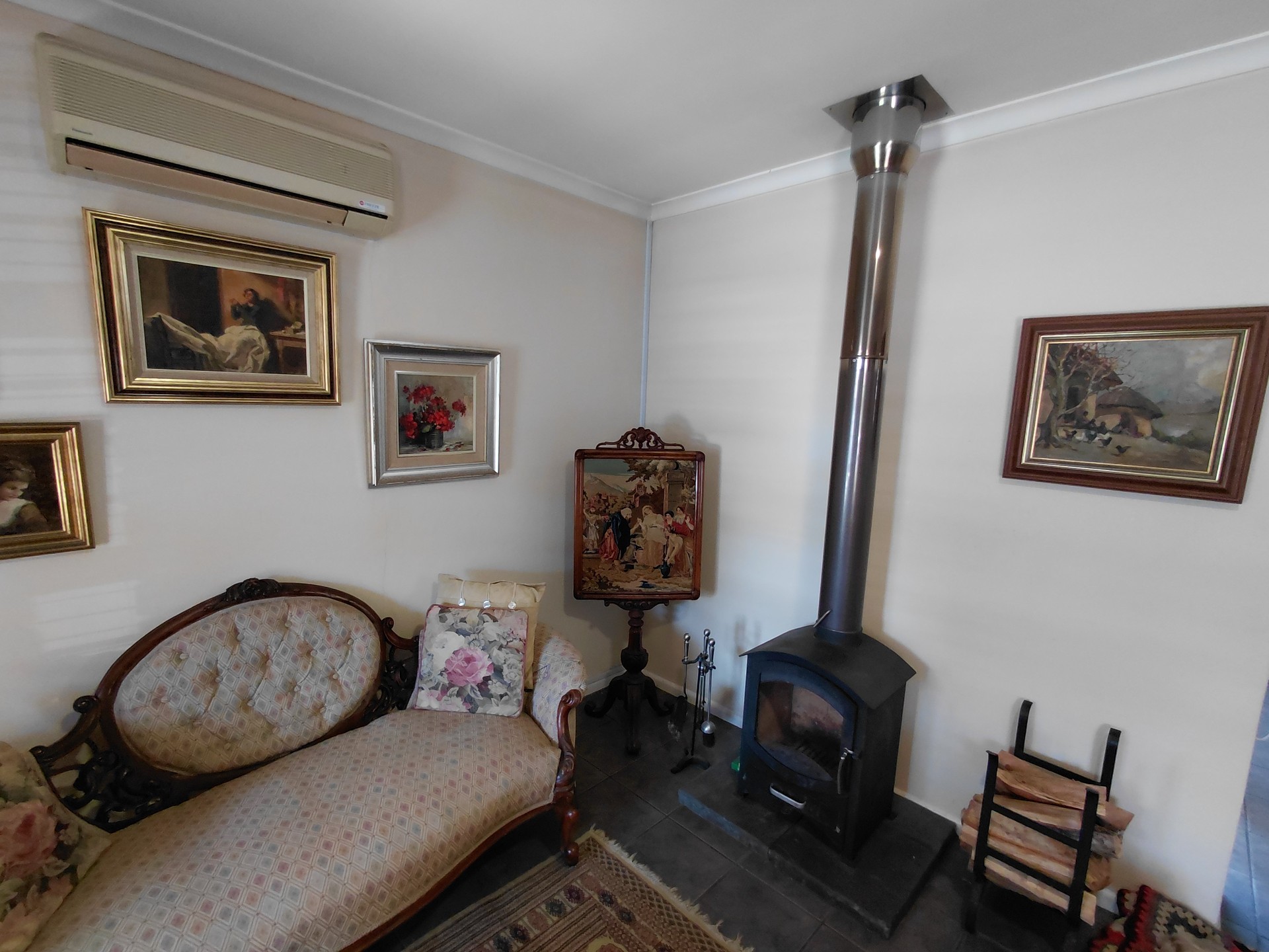 Neat 2-Bedroom Home in a Secure Gated Complex - Uitzicht, Durbanville
