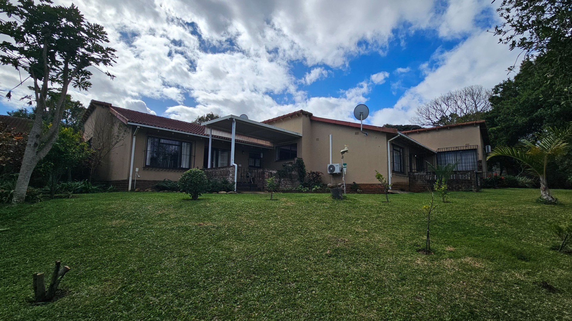 Coastal Living at Its Best - Pet Friendly Townhouse in Manaba Beach