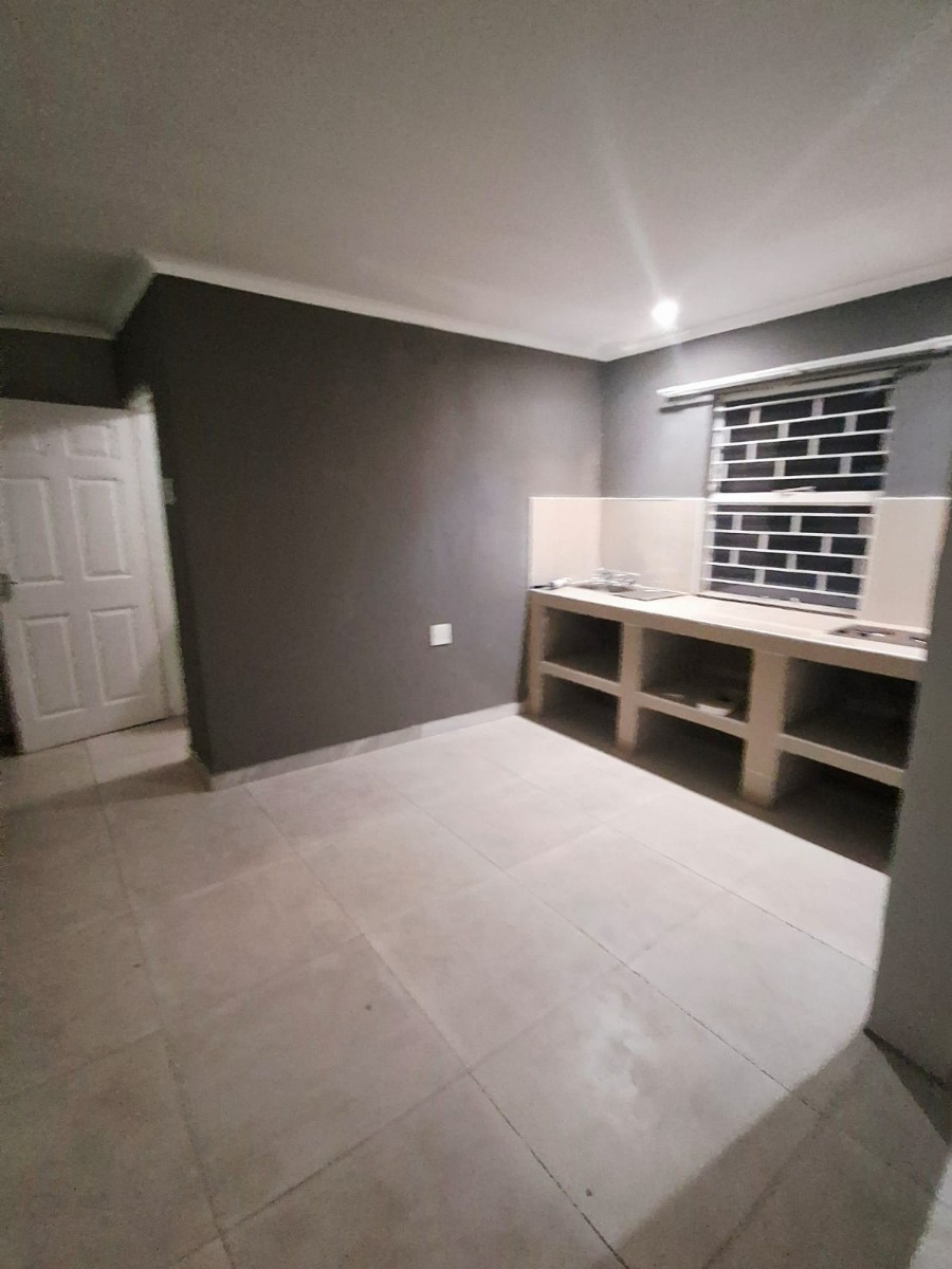 BRAND NEW MODERN BACHELOR FLAT IN EAST END - AVAILABLE IMMEDIATELY!