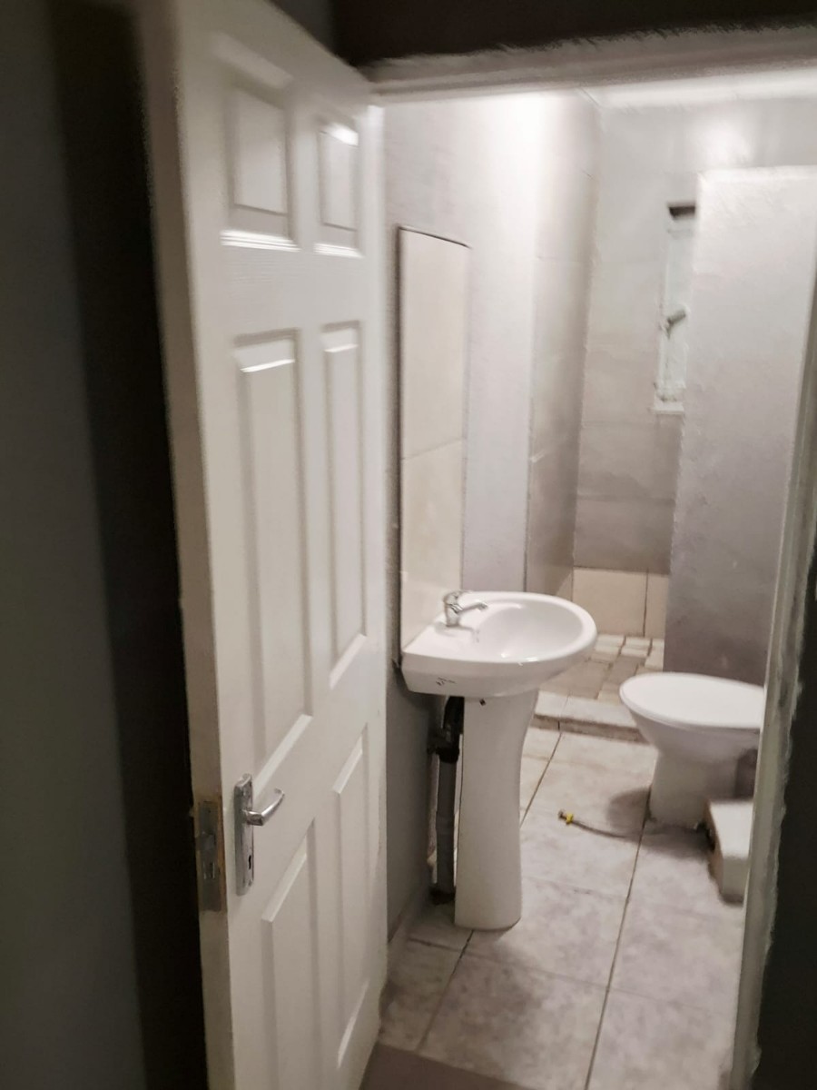 BRAND NEW MODERN BACHELOR FLAT IN EAST END - AVAILABLE IMMEDIATELY!