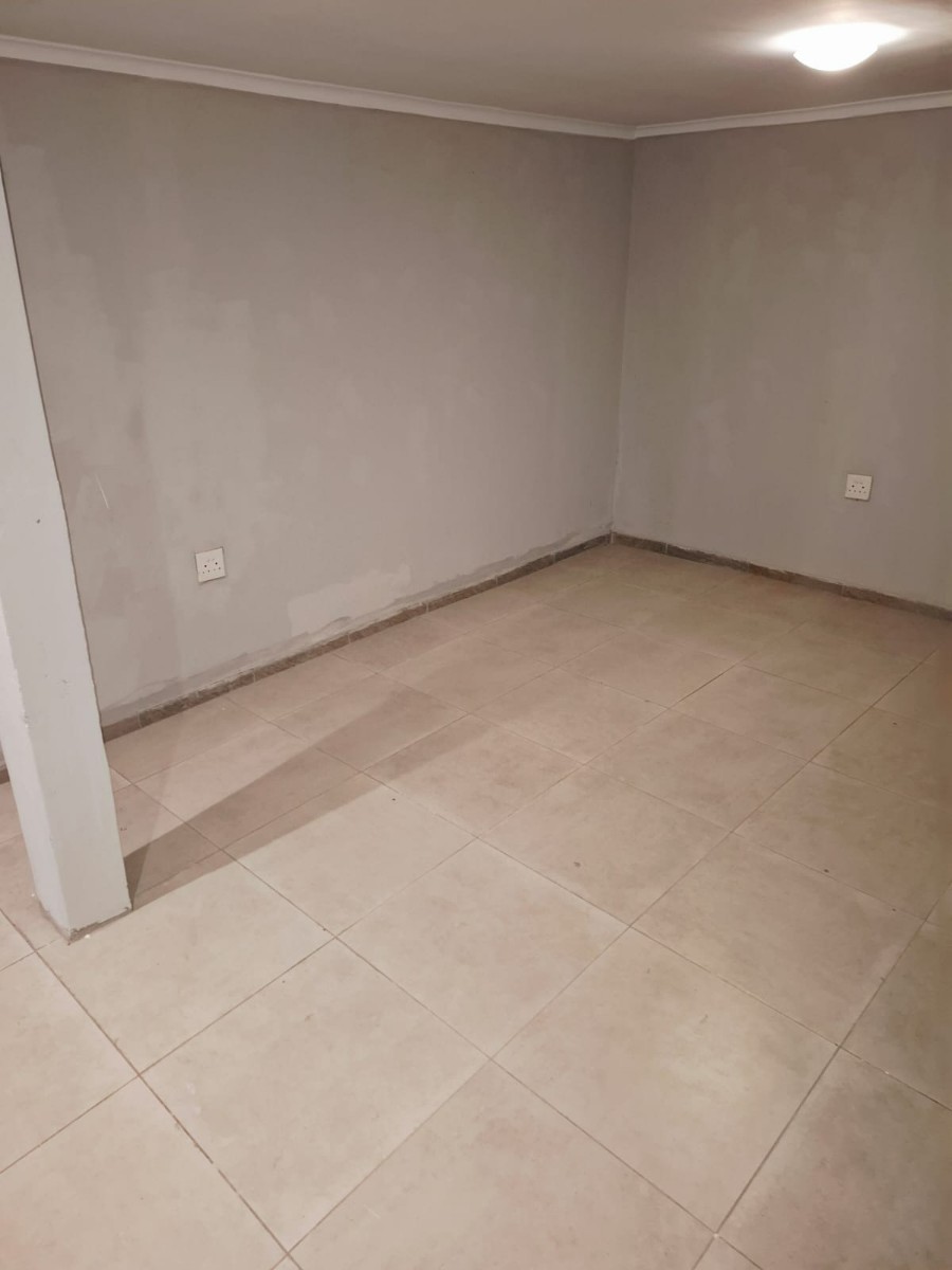 BRAND NEW MODERN BACHELOR FLAT IN EAST END - AVAILABLE IMMEDIATELY!