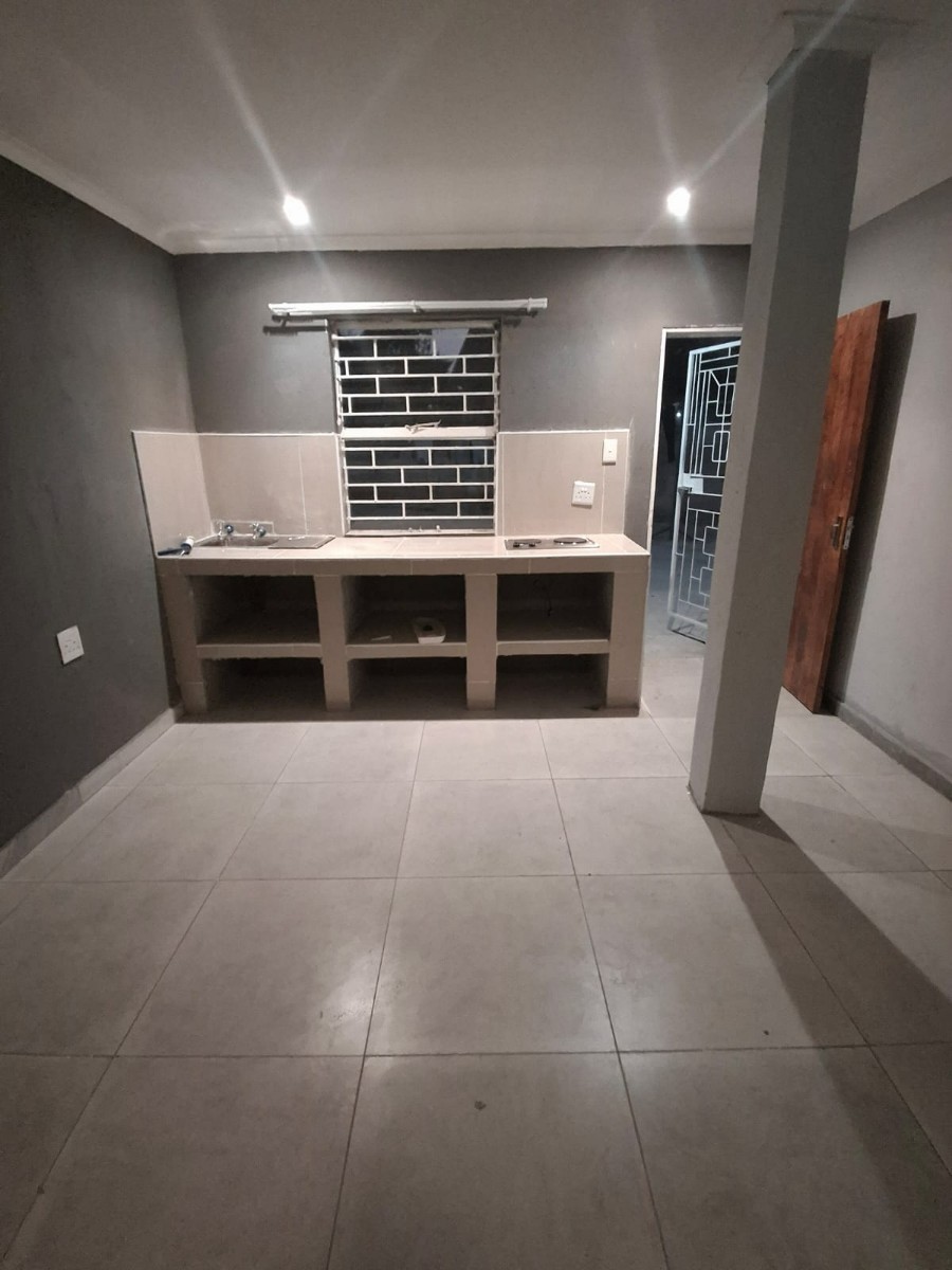 BRAND NEW MODERN BACHELOR FLAT IN EAST END - AVAILABLE IMMEDIATELY!