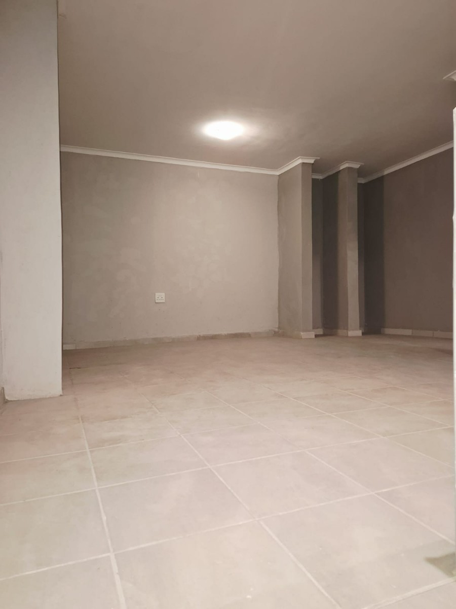 BRAND NEW MODERN BACHELOR FLAT IN EAST END - AVAILABLE IMMEDIATELY!
