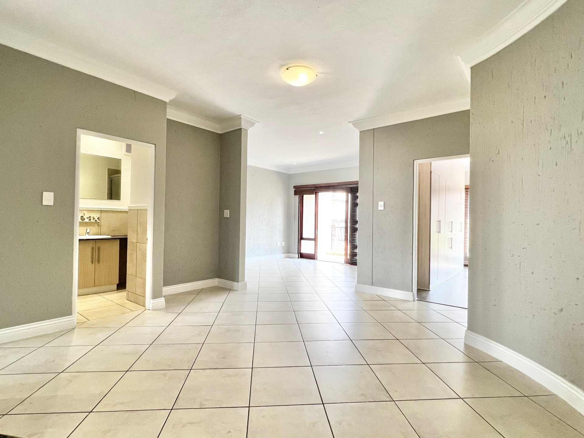 Immaculate and Spacious 2-Bedroom, 2-Bathroom Upstairs Apartment in Duo Via Centrale