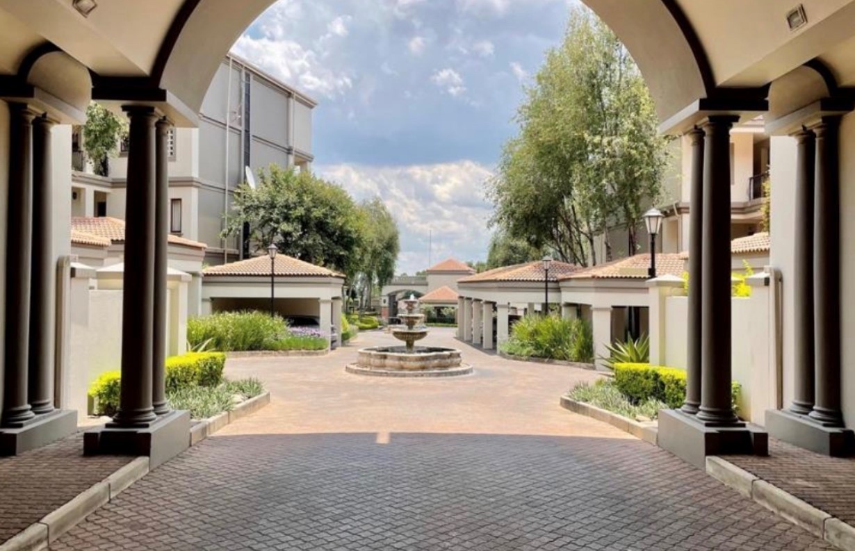 Immaculate and Spacious 2-Bedroom, 2-Bathroom Upstairs Apartment in Duo Via Centrale