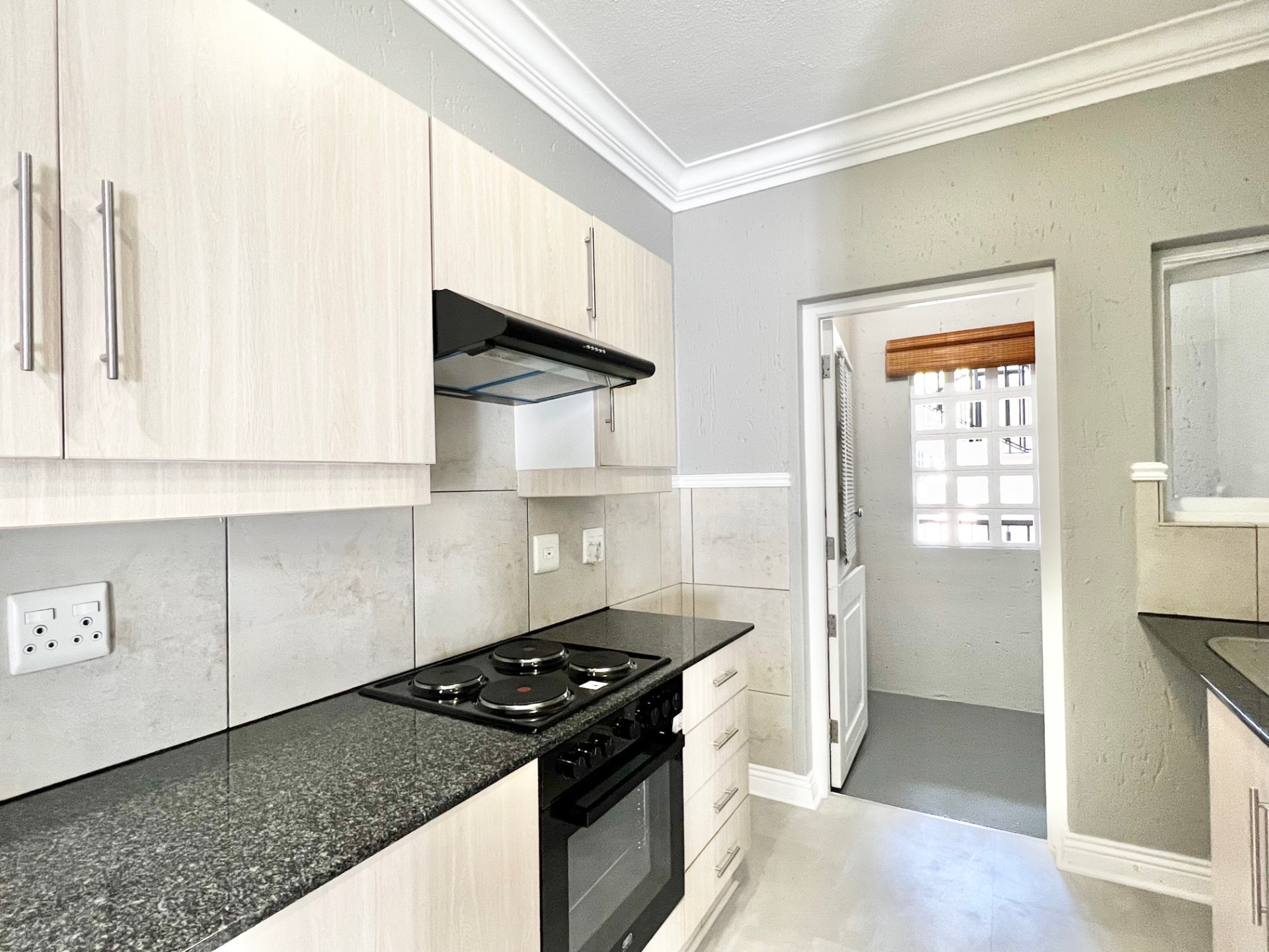 Immaculate and Spacious 2-Bedroom, 2-Bathroom Upstairs Apartment in Duo Via Centrale