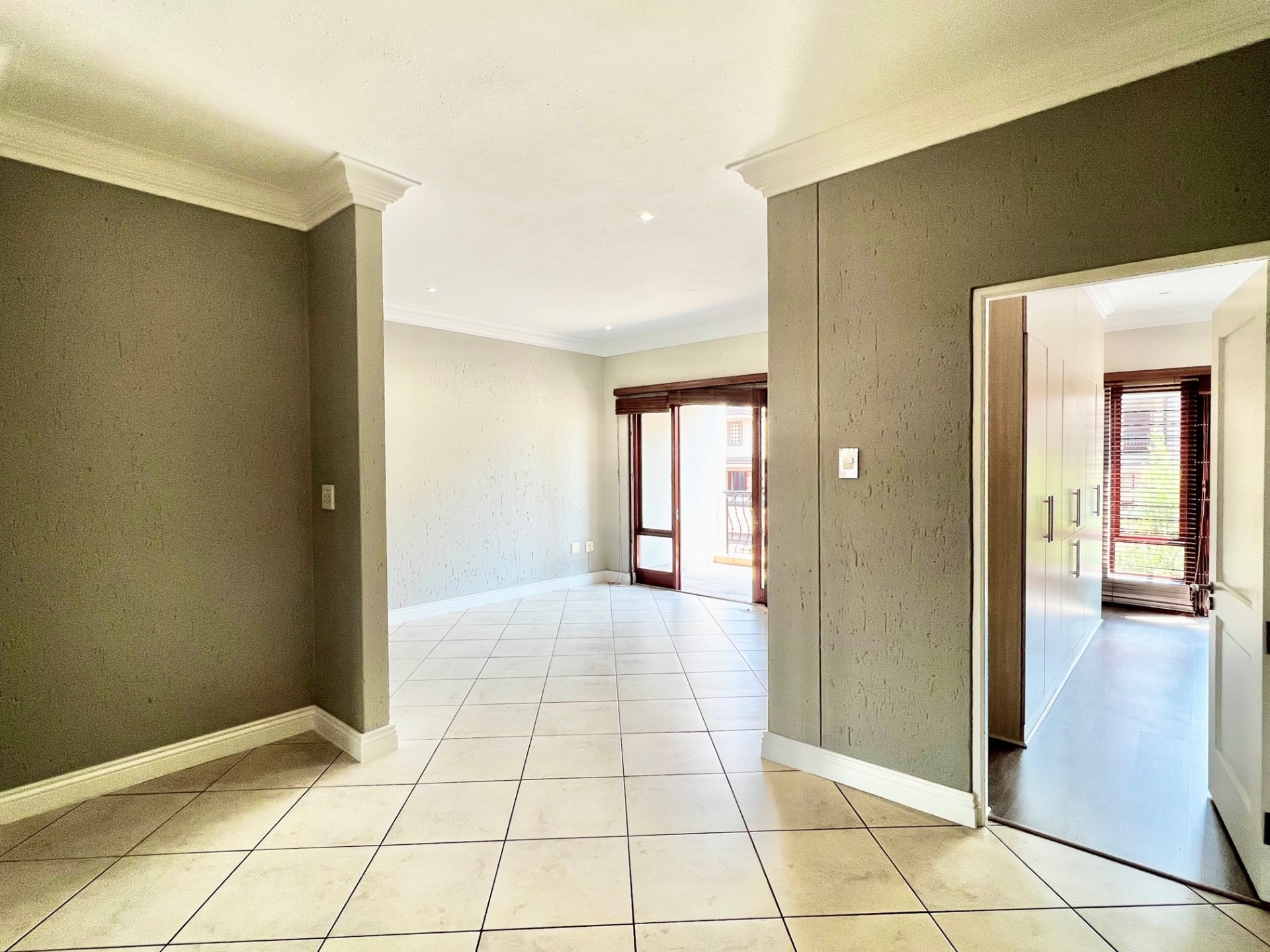 Immaculate and Spacious 2-Bedroom, 2-Bathroom Upstairs Apartment in Duo Via Centrale